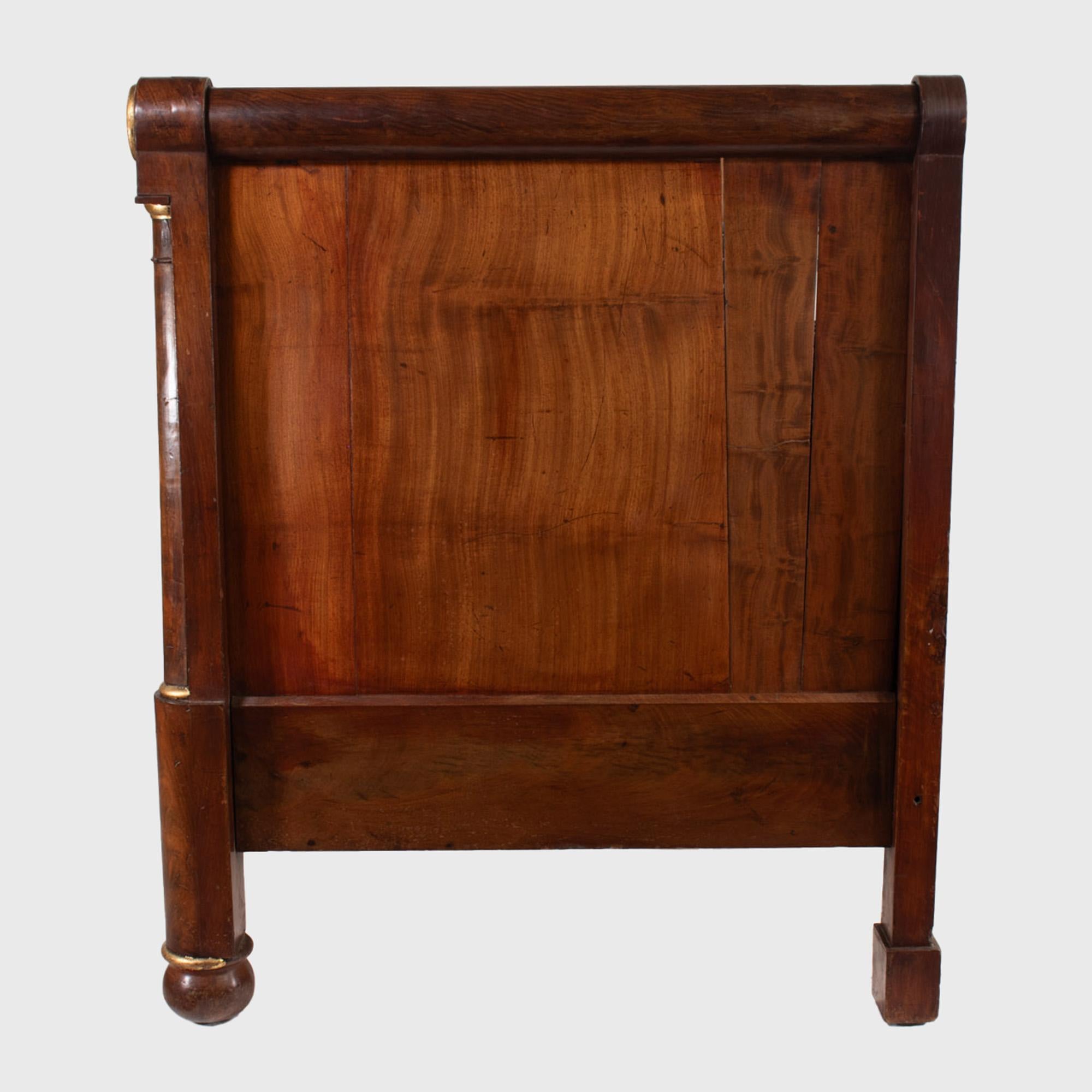 XIXe siècle Lit de repos Empire Napoléon III du milieu du 19e siècle, avec des accents dorés en vente