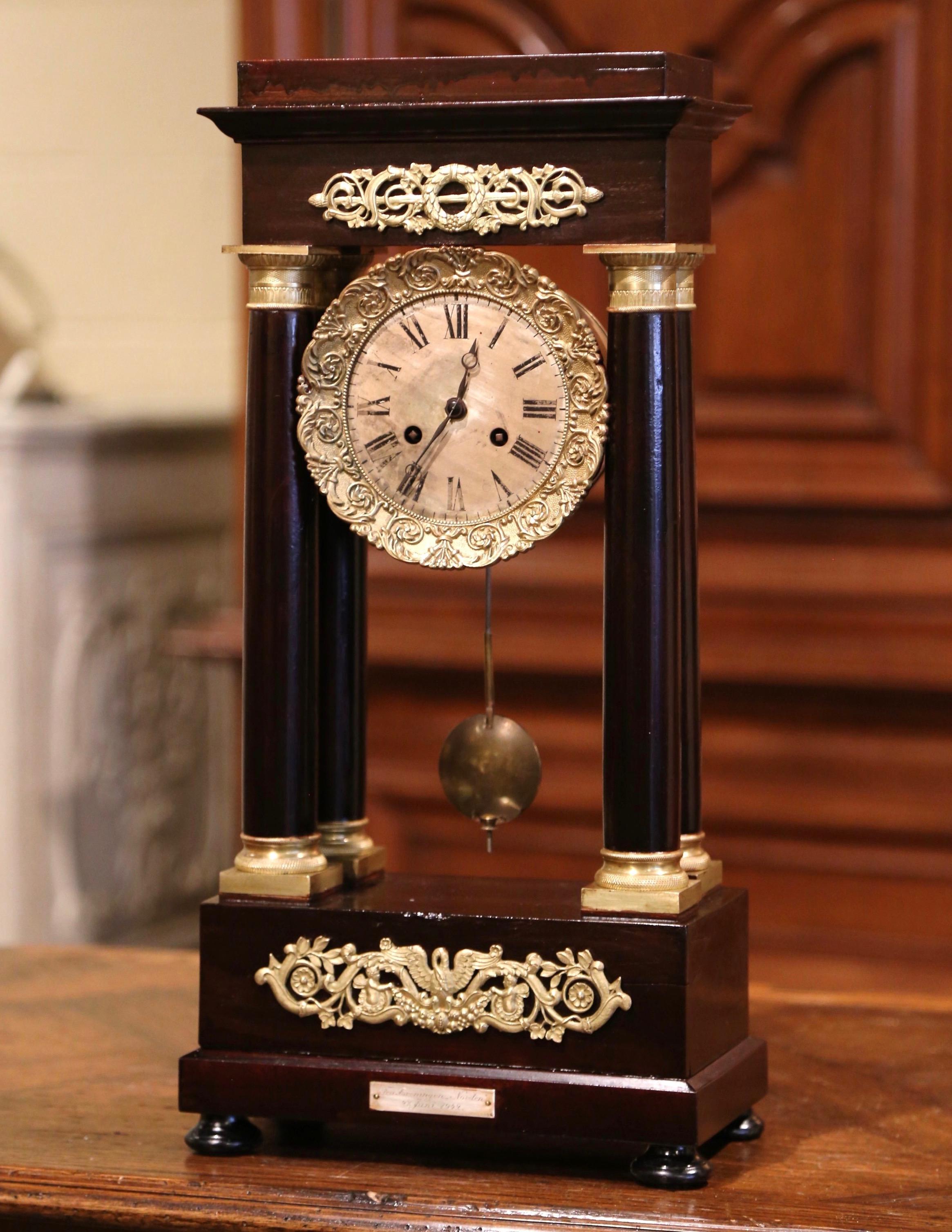 Patiné Horloge de cheminée à portique en acajou Napoléon III du milieu du XIXe siècle en vente