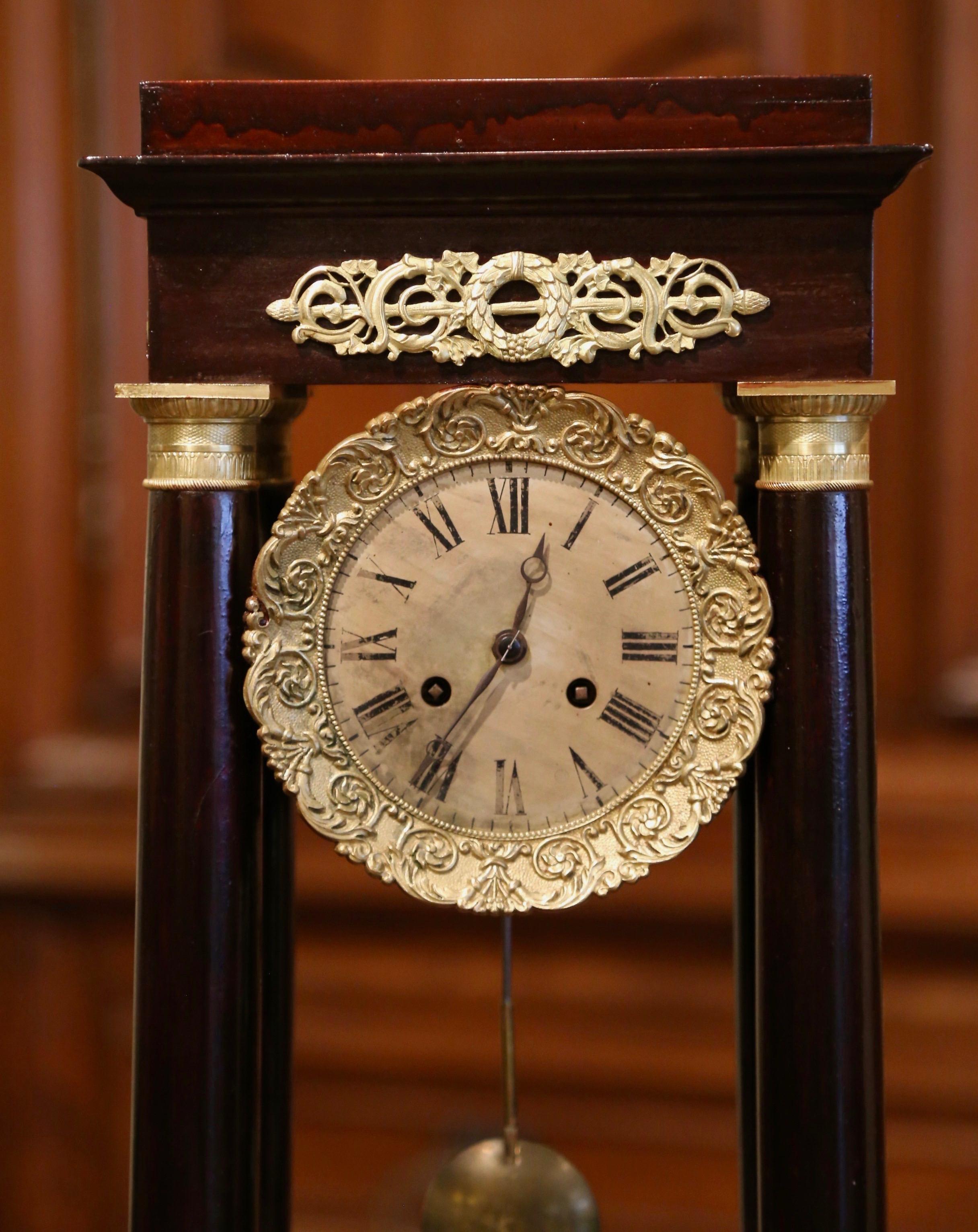 Horloge de cheminée à portique en acajou Napoléon III du milieu du XIXe siècle Excellent état - En vente à Dallas, TX