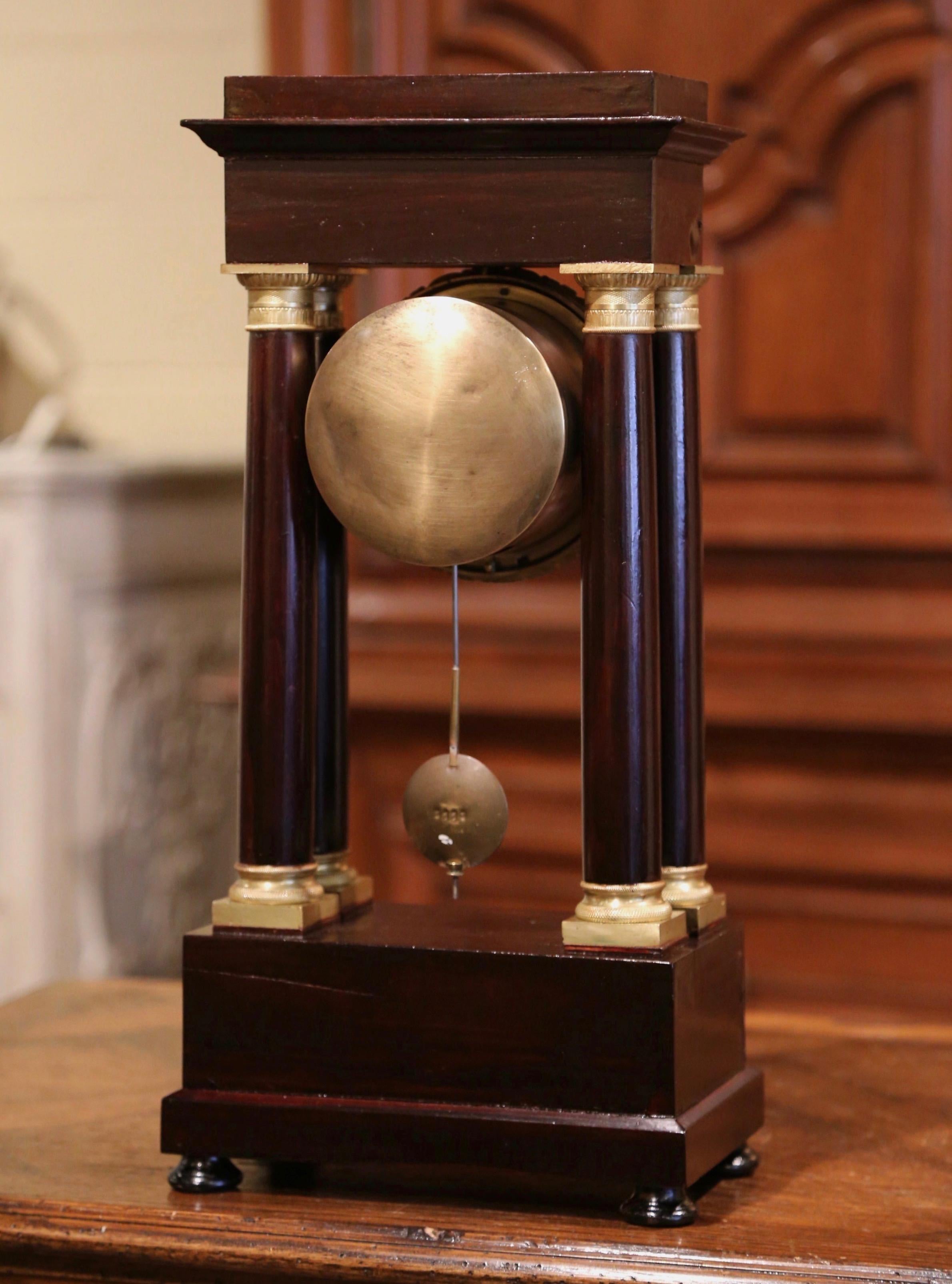 Laiton Horloge de cheminée à portique en acajou Napoléon III du milieu du XIXe siècle en vente