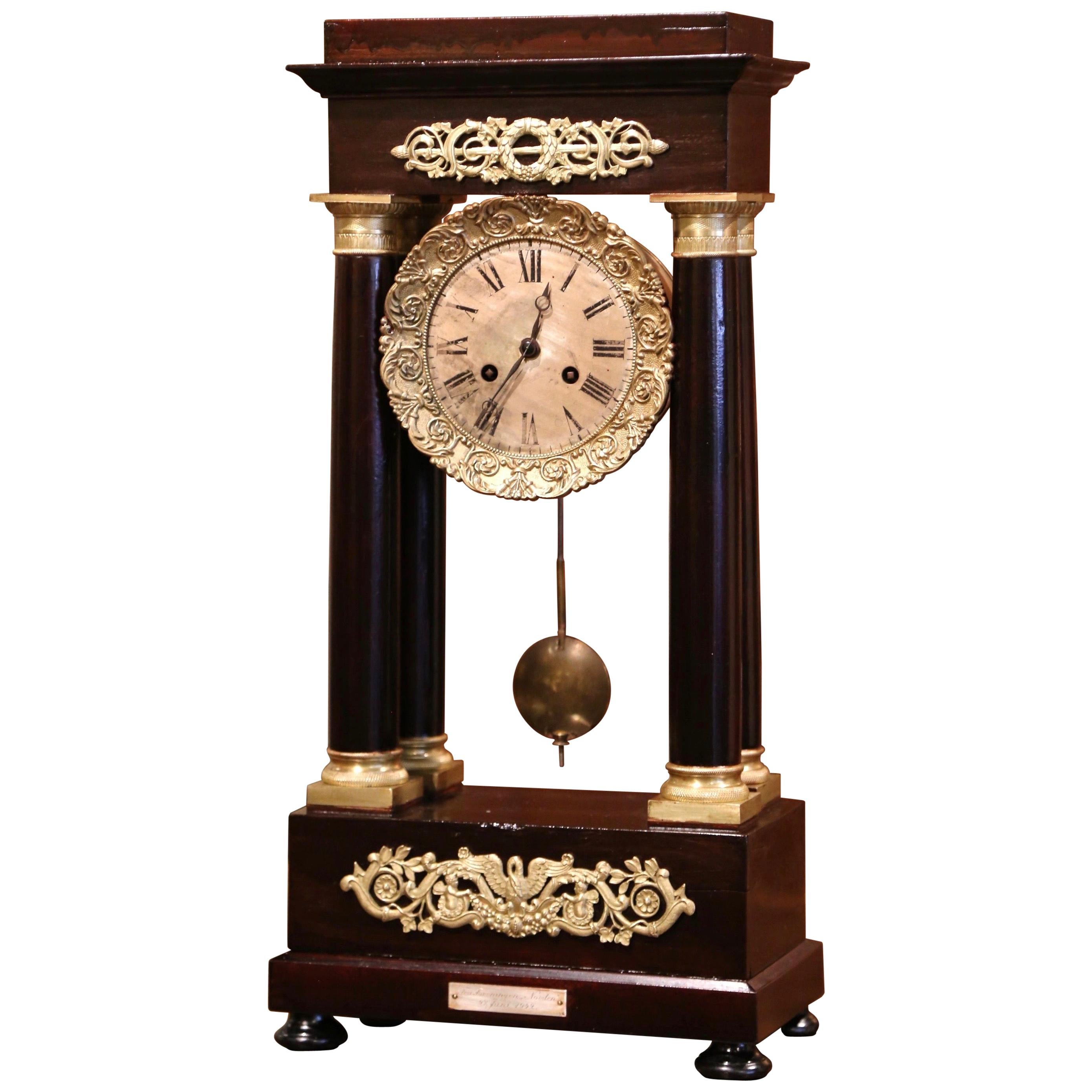 Horloge de cheminée à portique en acajou Napoléon III du milieu du XIXe siècle