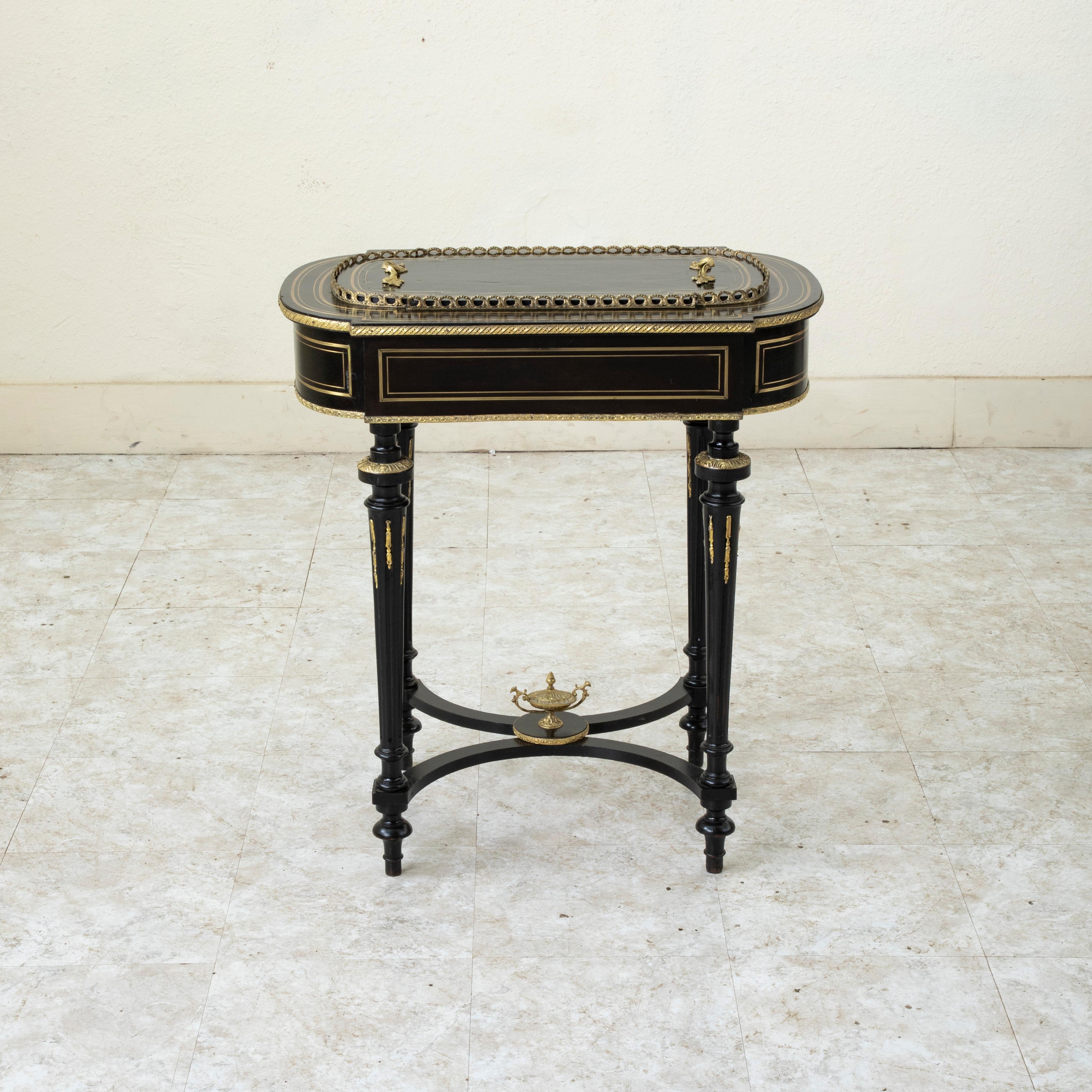 Cette exceptionnelle table de jardinière en laque noire d'époque Napoléon III présente des détails complexes en bronze et des bordures en bronze incrusté. Un couvercle avec des poignées en bronze se trouve à l'intérieur d'une galerie en bronze