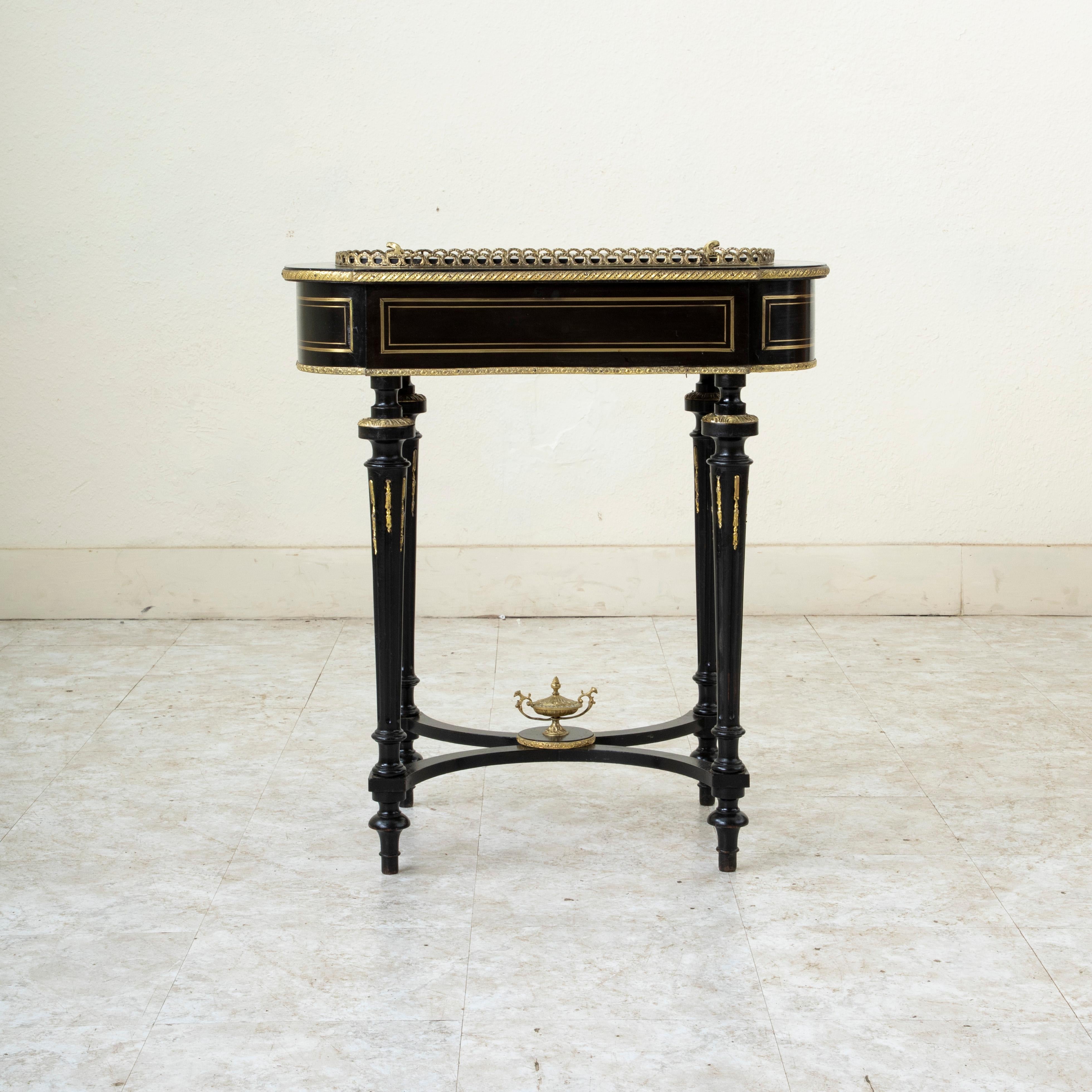 Français Jardinière en laque noire d'époque Napoléon III (milieu du XIXe siècle) en vente
