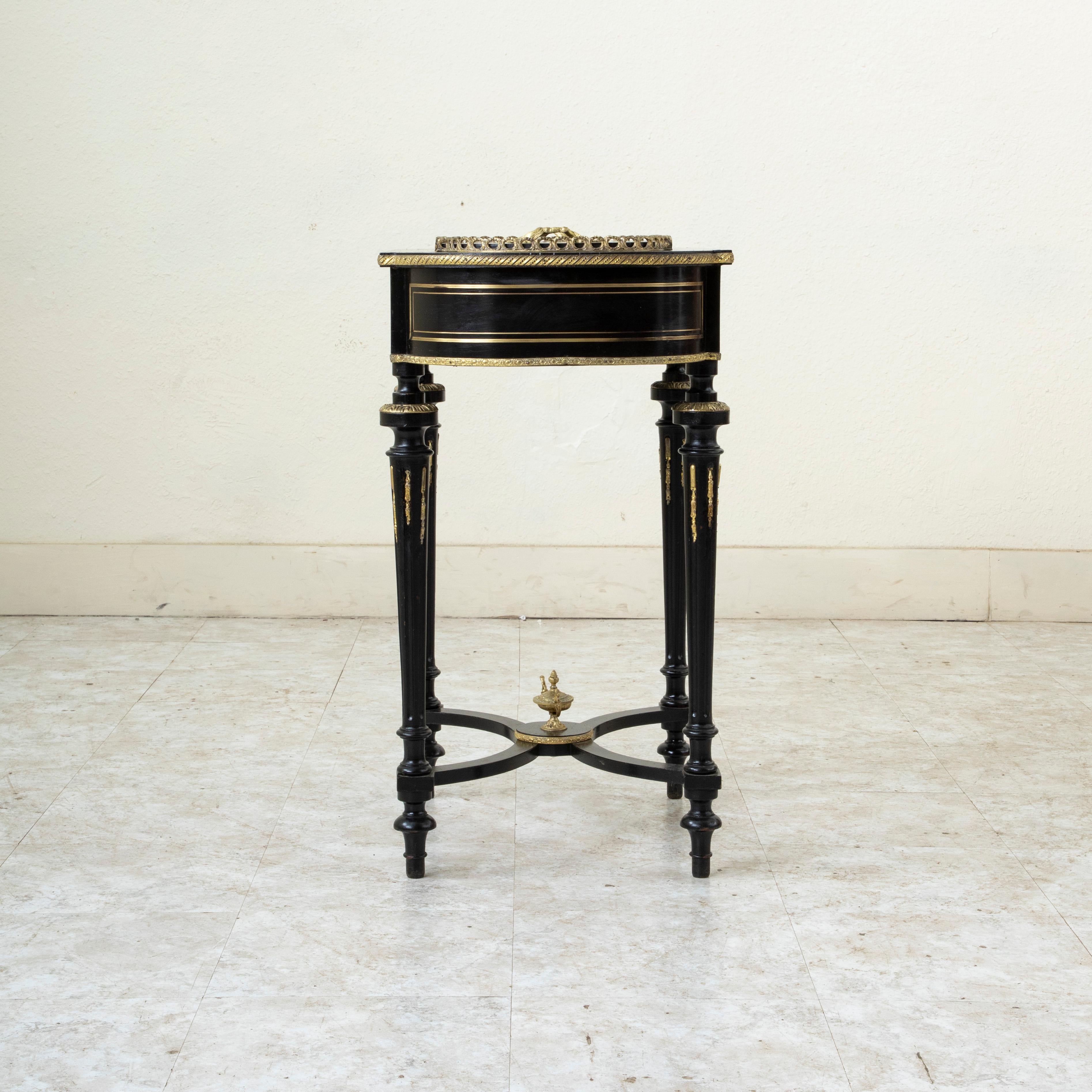 Jardinière en laque noire d'époque Napoléon III (milieu du XIXe siècle) Bon état - En vente à Fayetteville, AR