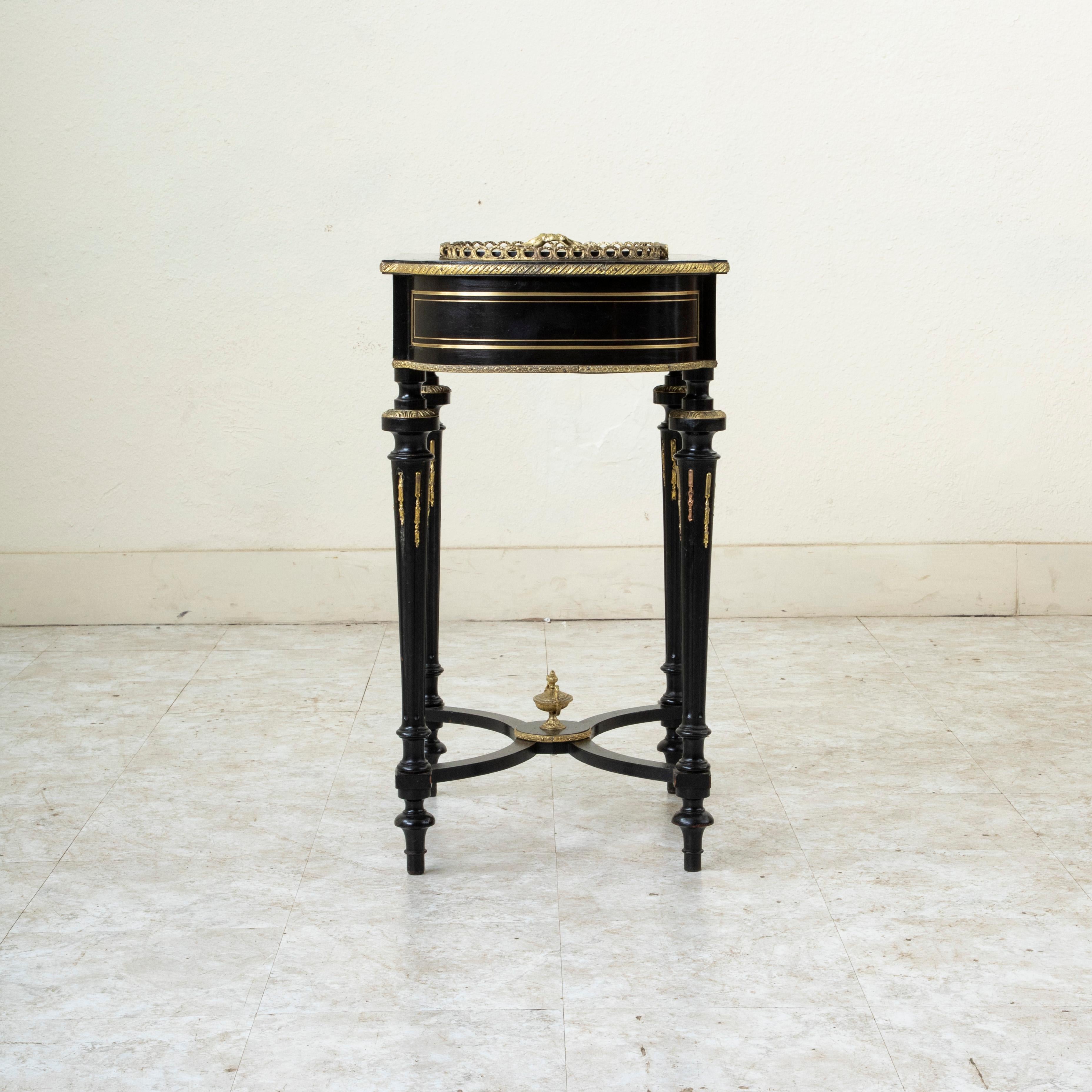 Jardinière en laque noire d'époque Napoléon III (milieu du XIXe siècle) en vente 1