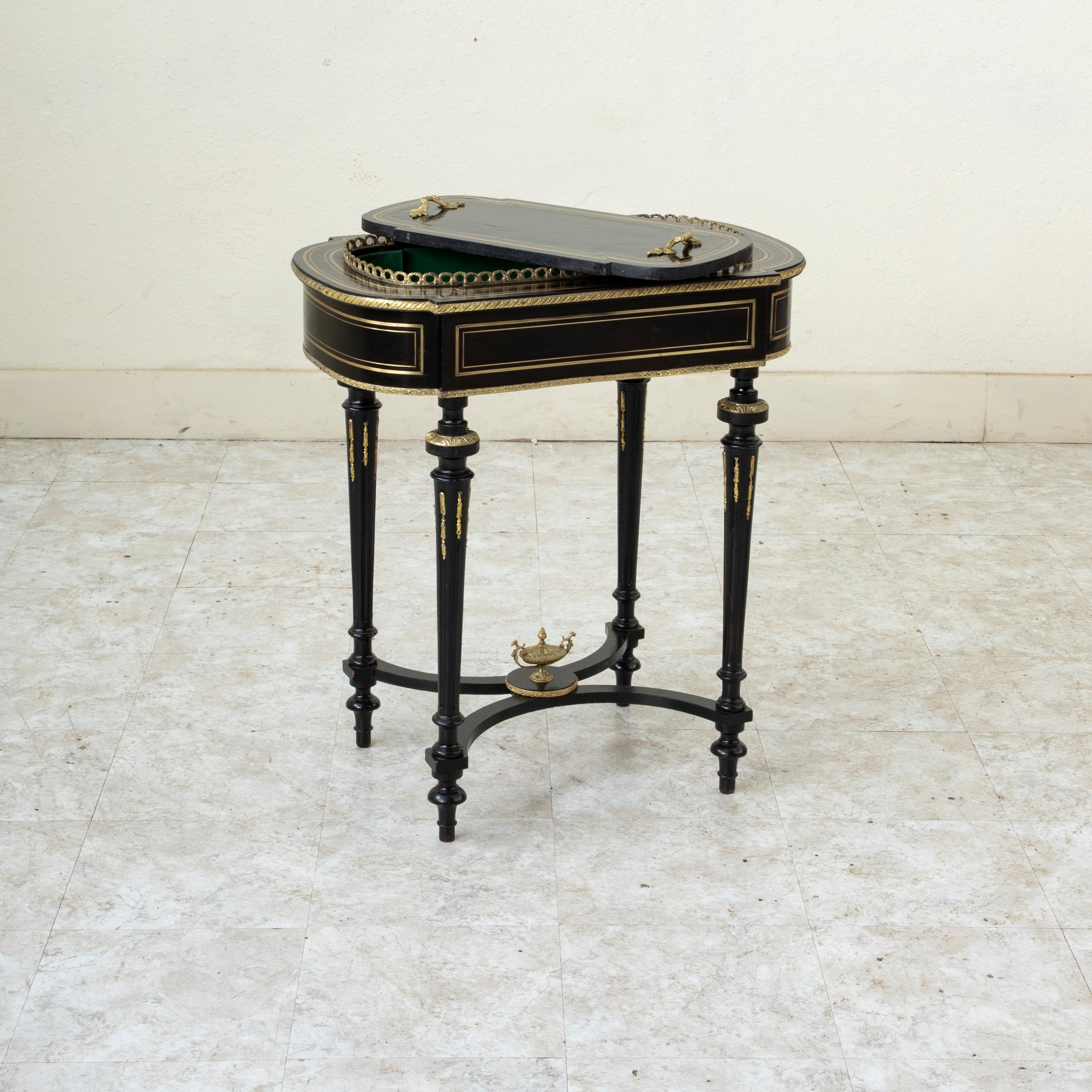 Jardinière en laque noire d'époque Napoléon III (milieu du XIXe siècle) en vente 2