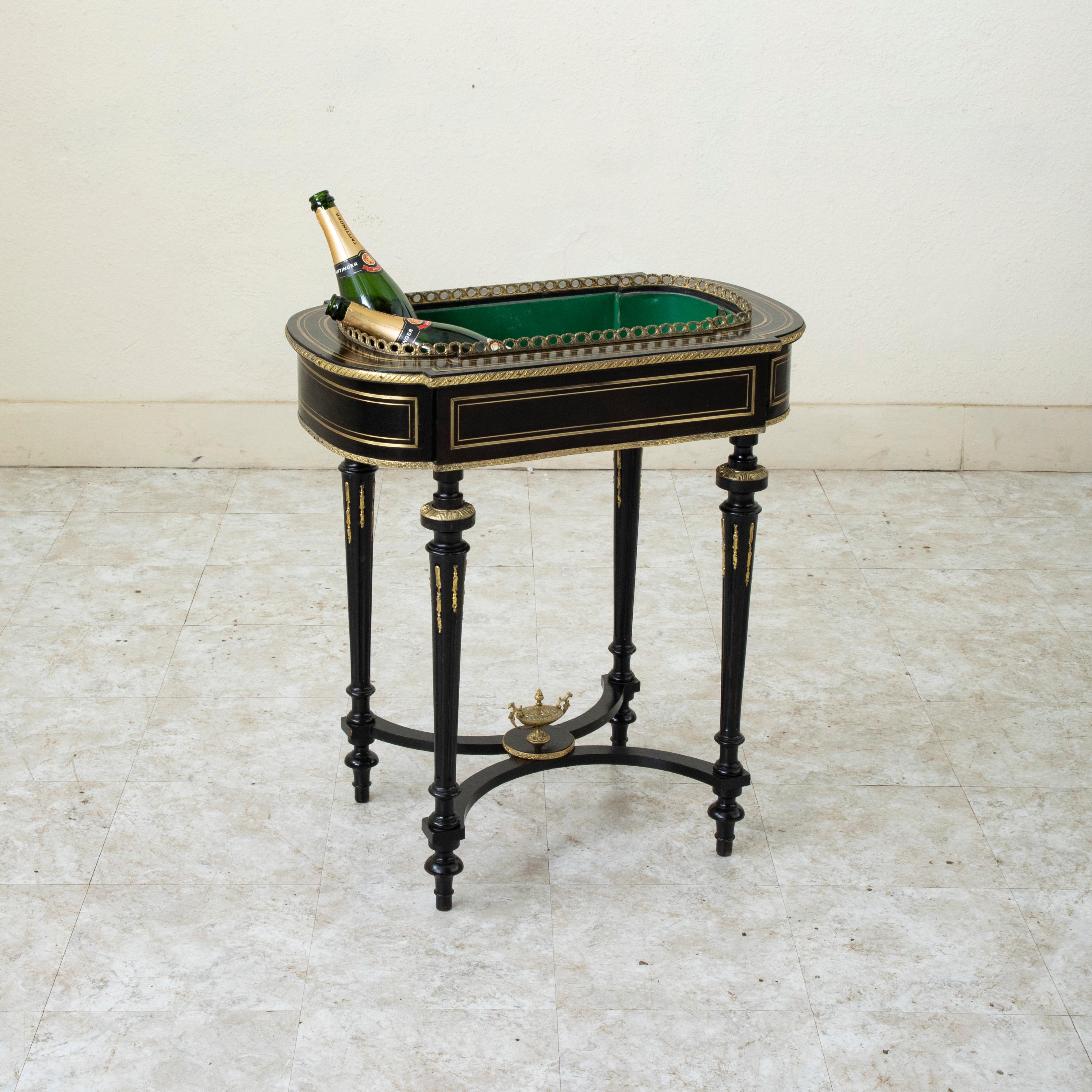 Jardinière en laque noire d'époque Napoléon III (milieu du XIXe siècle) en vente 4