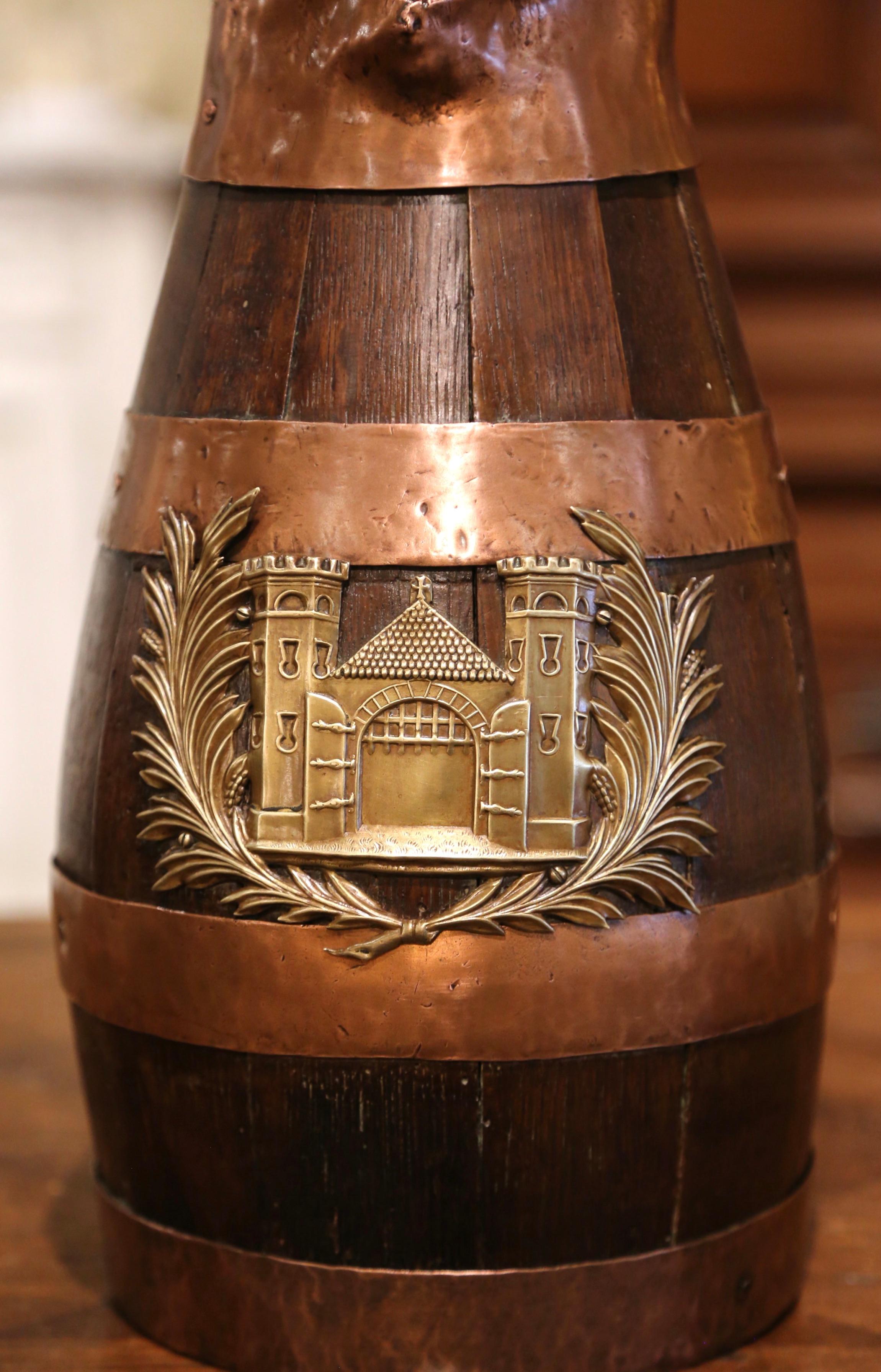 Accessoriate la vostra cantina o il vostro bar con questa brocca antica per sidro; realizzata in Normandia, in Francia, intorno al 1860, la brocca è in legno di quercia decorata con anelli di ottone lucido. La brocca di sidro è ulteriormente