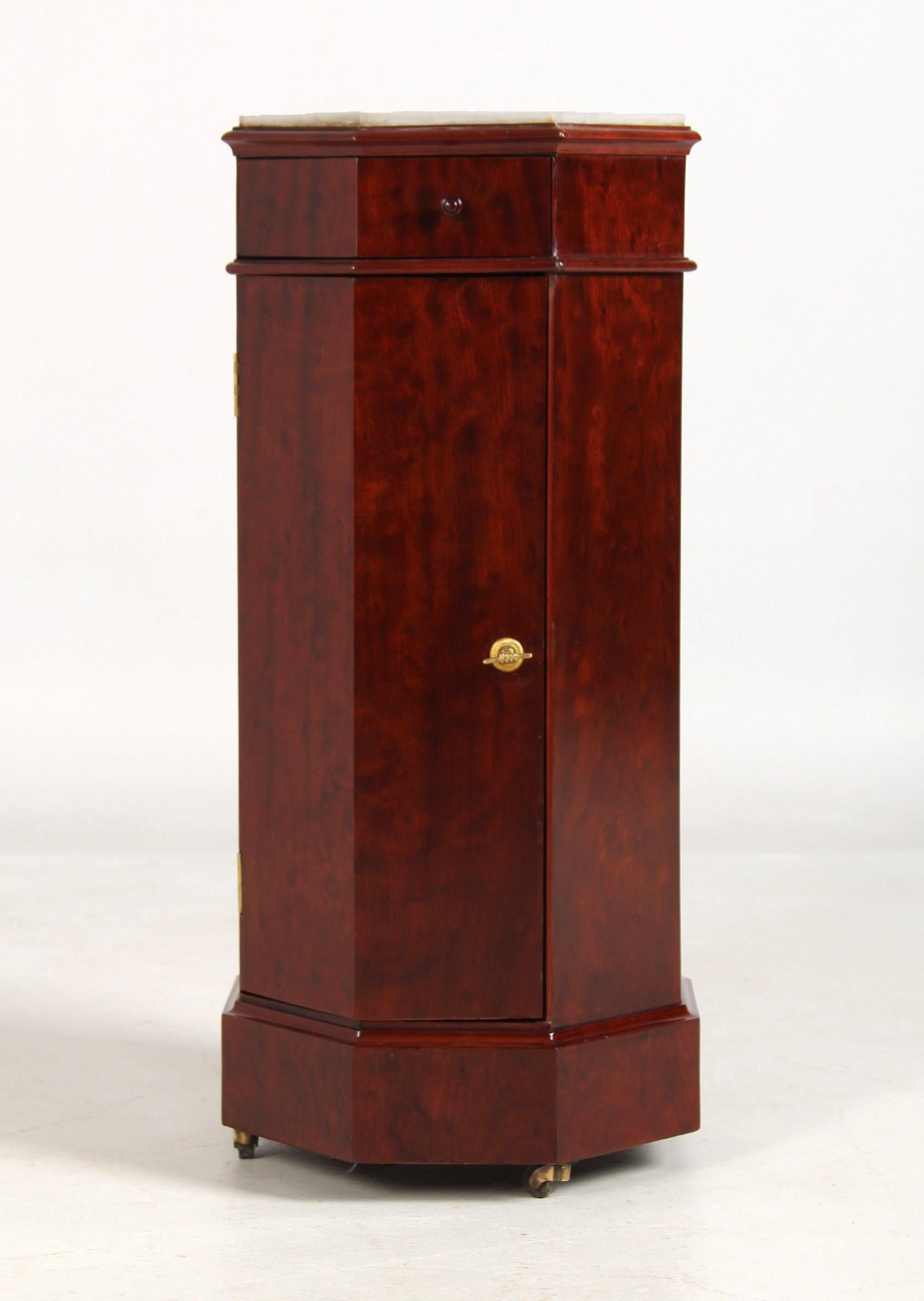 Octagonal Drum Cabinet / Pedestal / Stand

France, mid-19th century

Dimensions: H × Ø: 84 × 38 cm

Description:
Octagonal drum cabinet, versatile in use as a side table, bedside cabinet or pedestal. The slightly protruding base echoes the width of