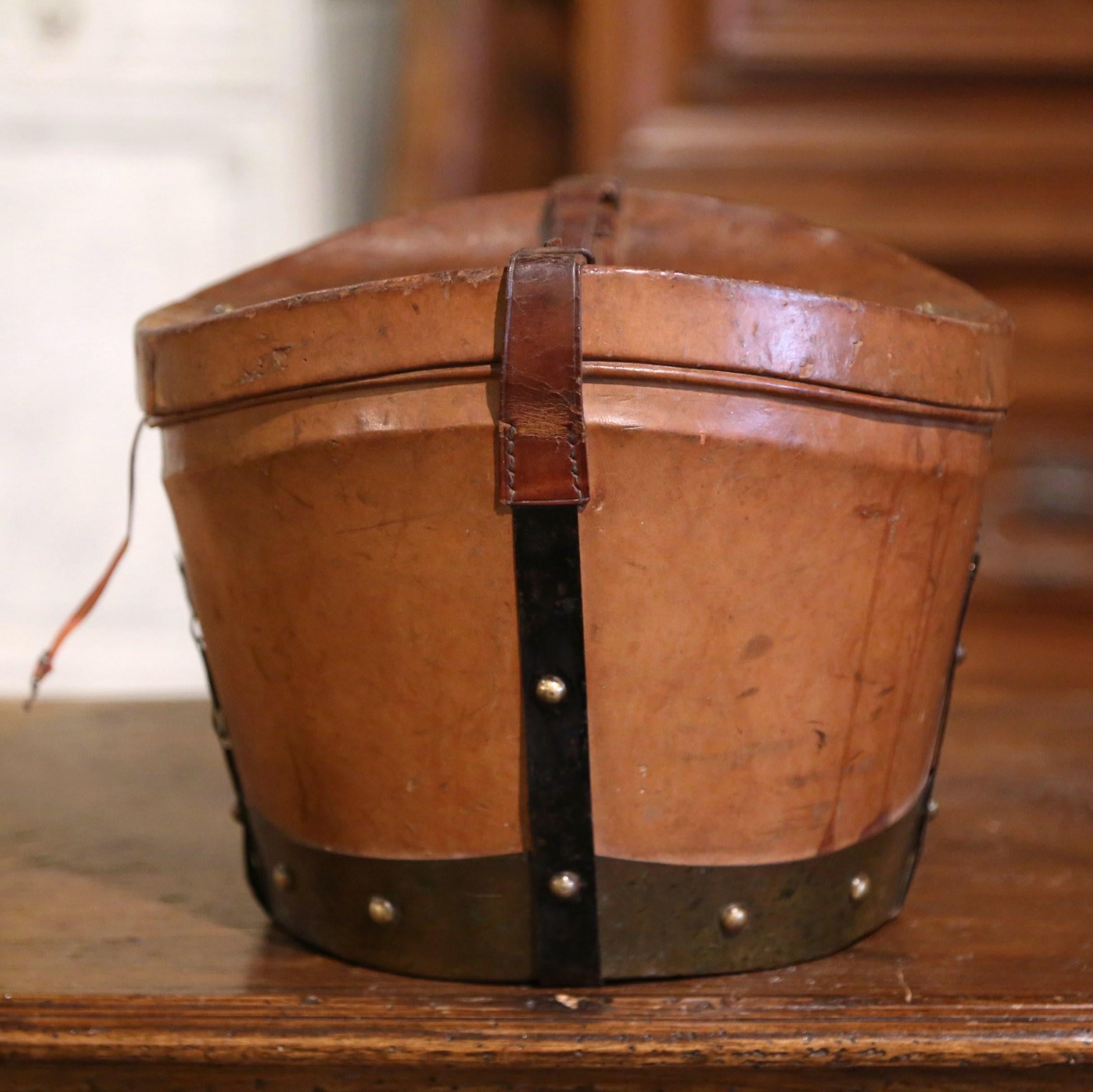 Mid-19th Century French Oval Pigskin Leather Hat Box with Original Top Hat For Sale 2