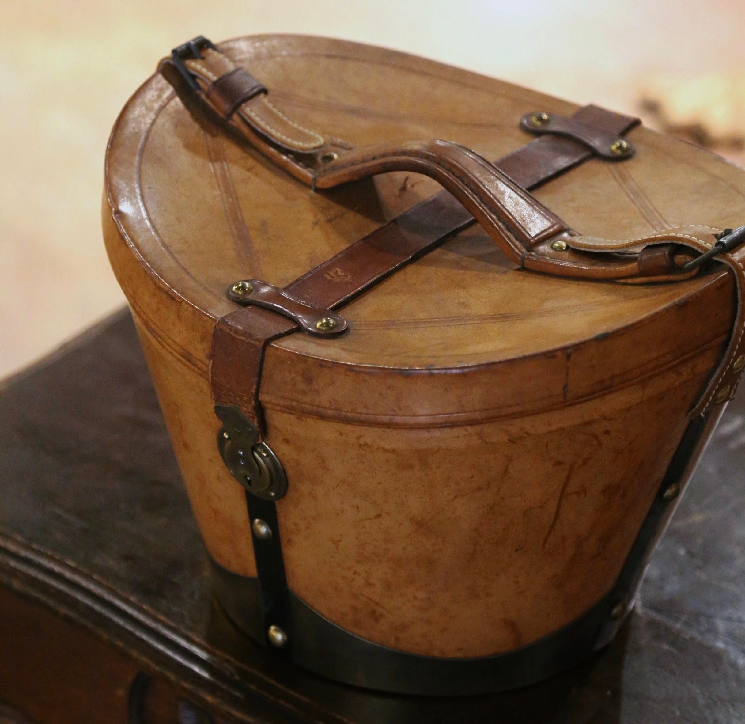 Mid-19th Century French Oval Pigskin Leather Hat Box with Original Top Hat In Excellent Condition For Sale In Dallas, TX