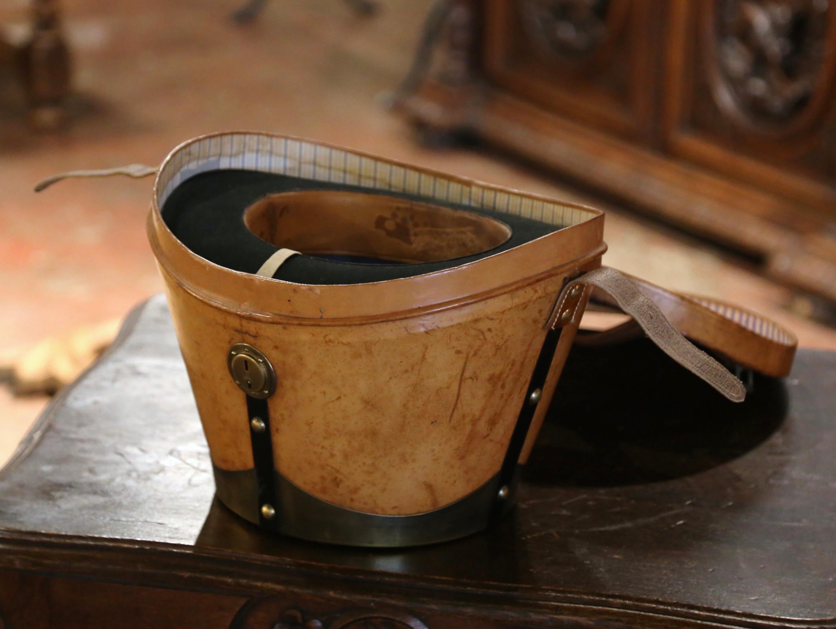 Mid-19th Century French Oval Pigskin Leather Hat Box with Original Top Hat For Sale 2