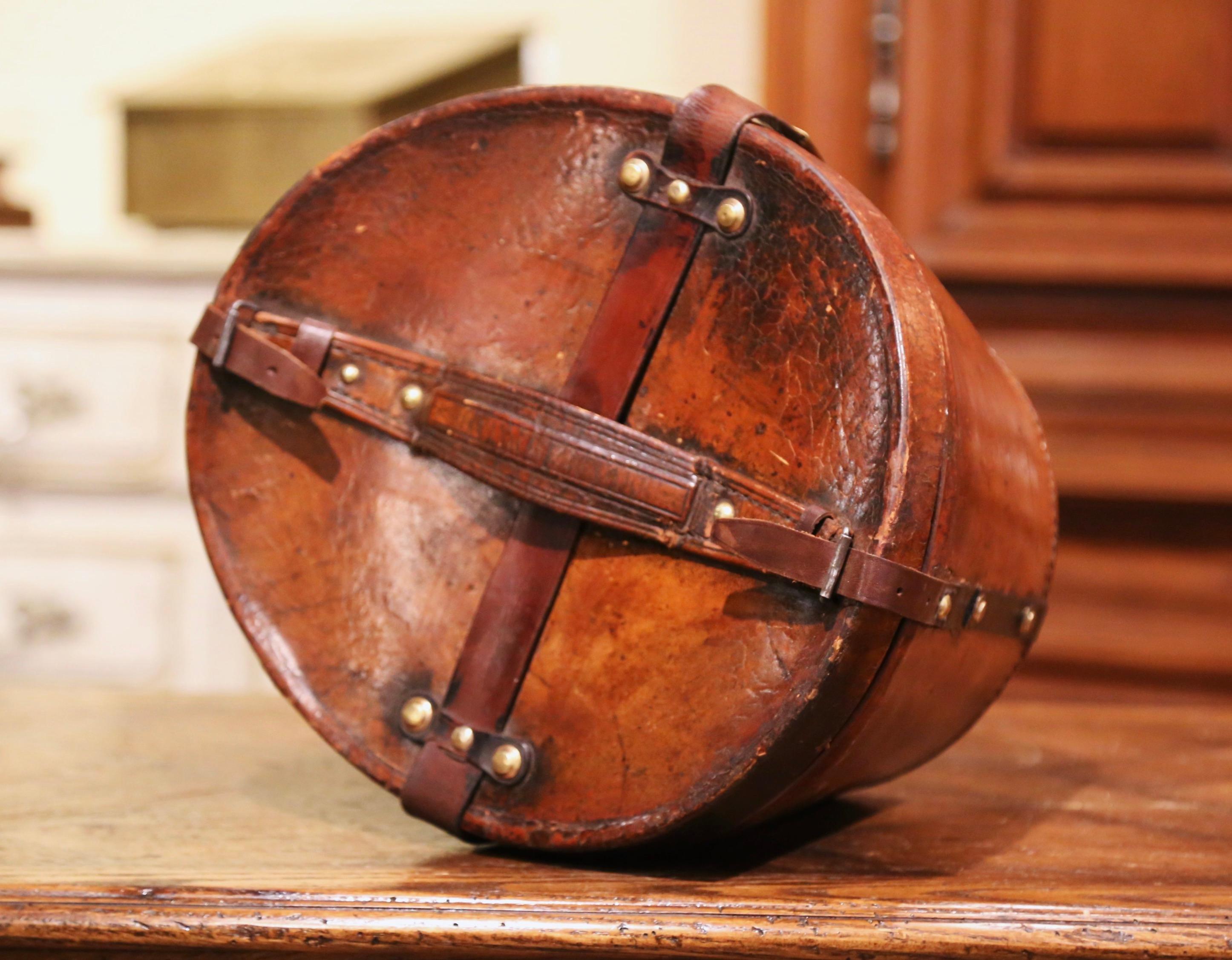 Mid-19th Century French Oval Pigskin Leather Top Hat Box from Paris For Sale 2