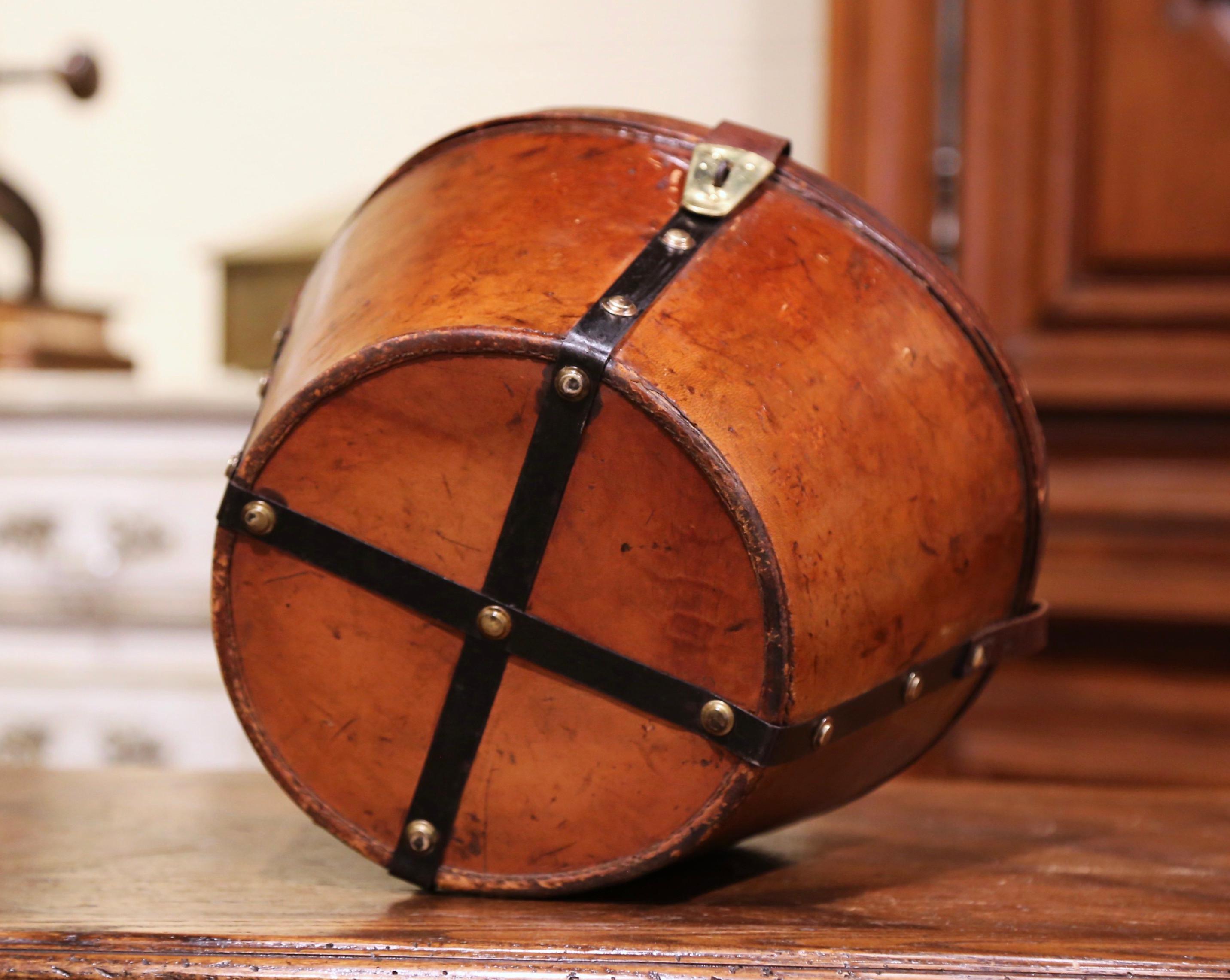 Mid-19th Century French Oval Pigskin Leather Top Hat Box from Paris For Sale 3