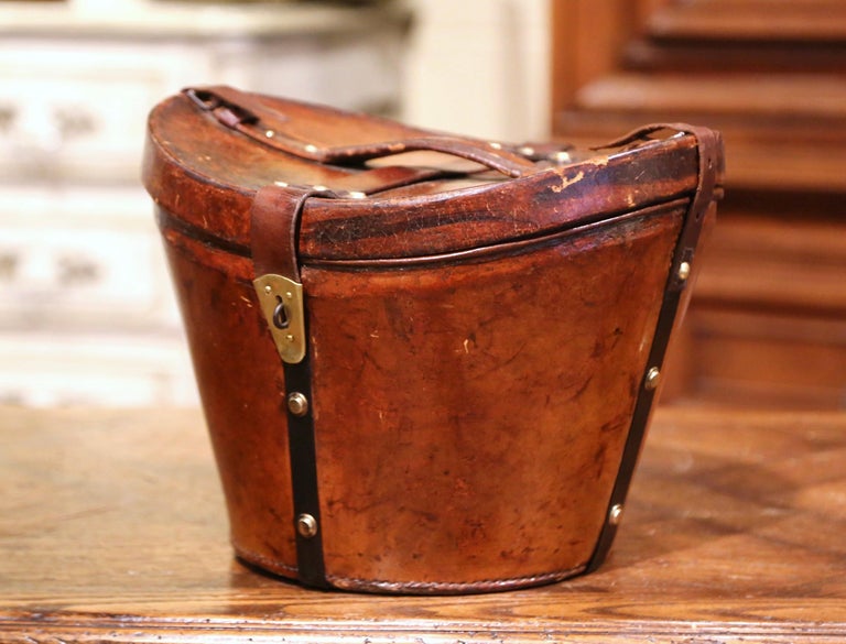 Boîte à chapeau ovale en cuir de porc du milieu du XIXe siècle, de Paris En  vente sur 1stDibs