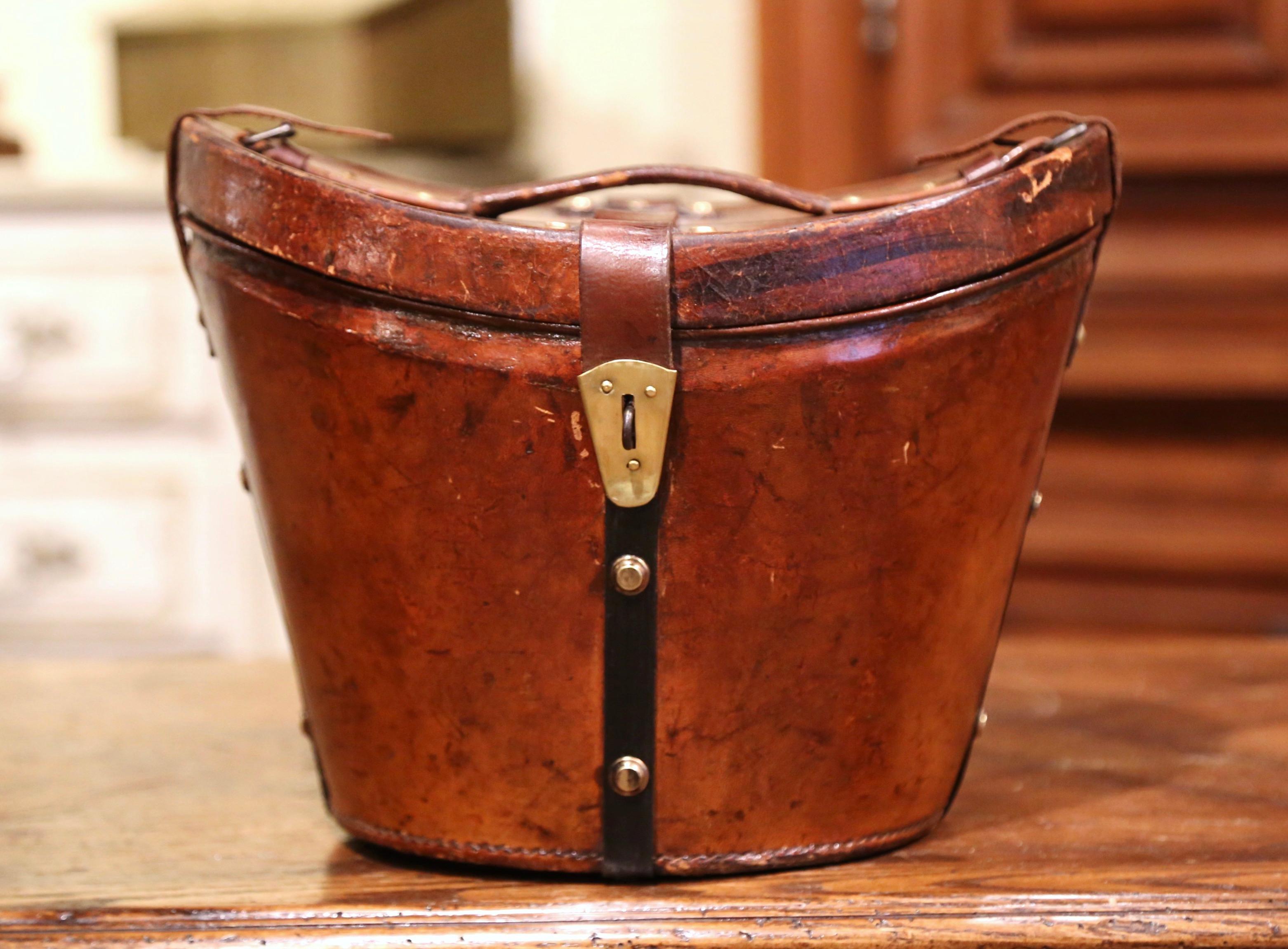 Fait main Boîte à chapeau ovale en cuir de porc du milieu du XIXe siècle, de Paris en vente