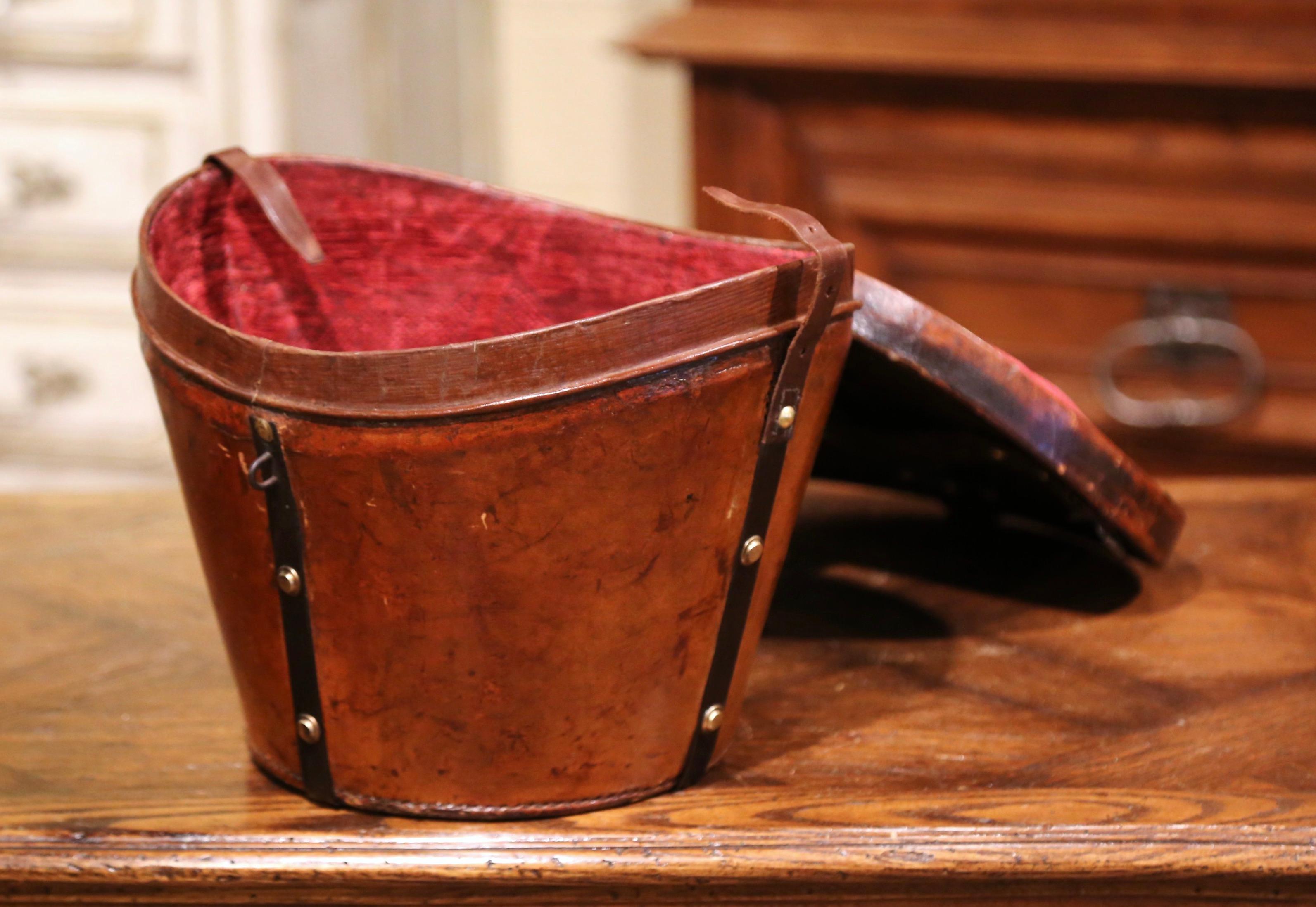 Laiton Boîte à chapeau ovale en cuir de porc du milieu du XIXe siècle, de Paris
