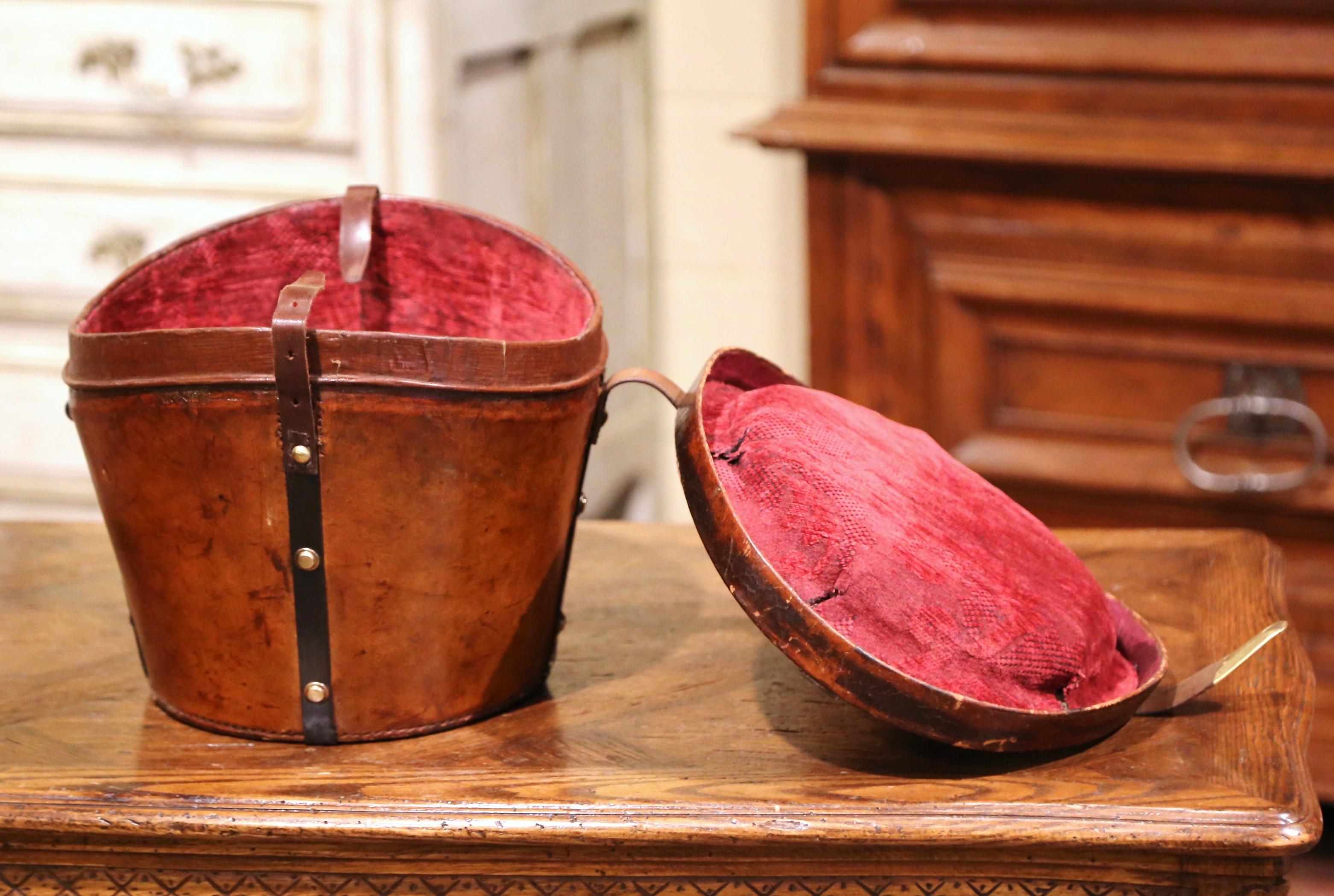 Mid-19th Century French Oval Pigskin Leather Top Hat Box from Paris In Excellent Condition For Sale In Dallas, TX