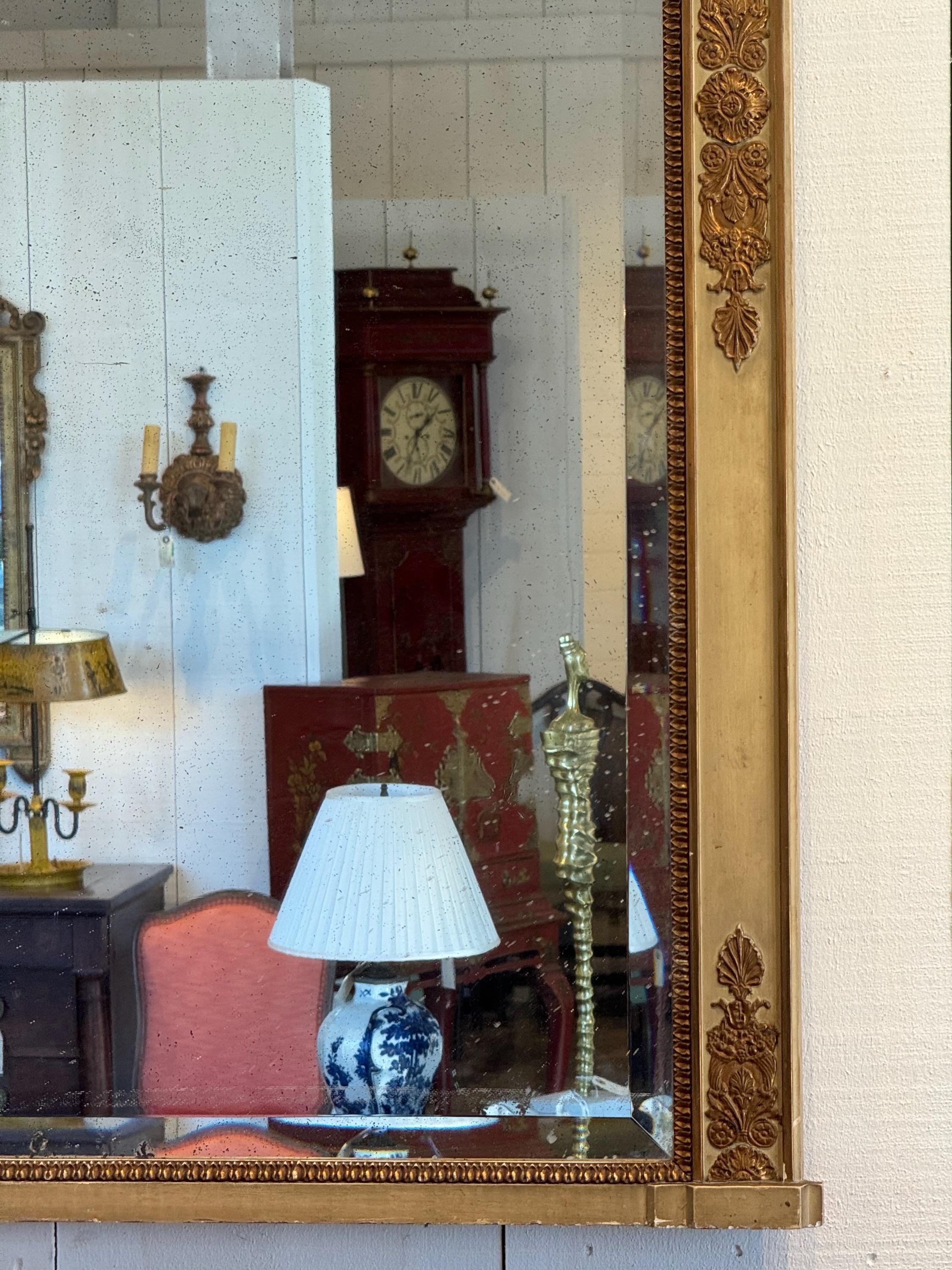 Miroir en bois doré et peinture française du milieu du 19e siècle Bon état - En vente à Charlottesville, VA