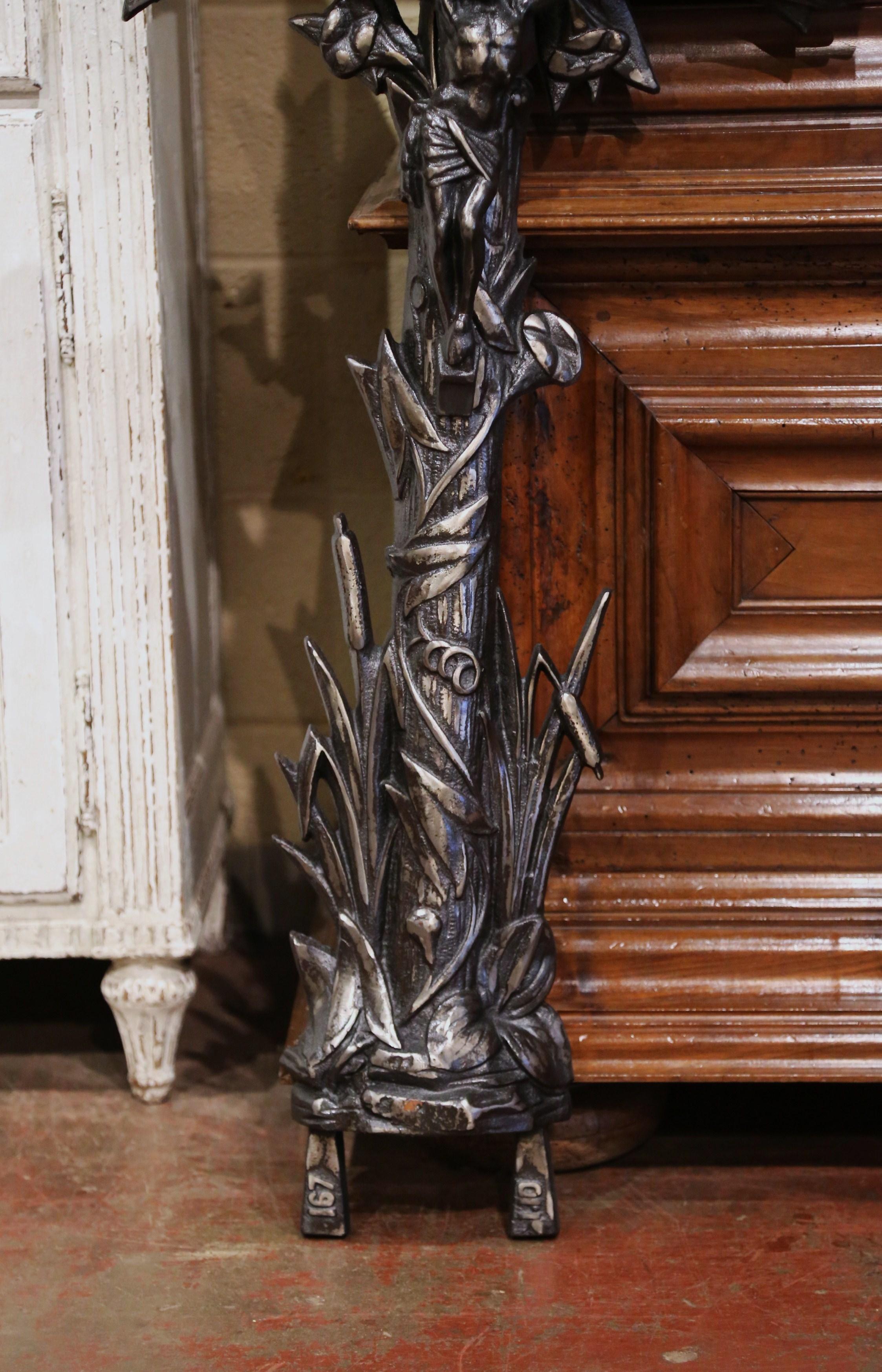 Französisches Gartenkreuzkreuz aus poliertem Eisen mit Blumenmotiven aus der Mitte des 19. Jahrhunderts im Angebot 1