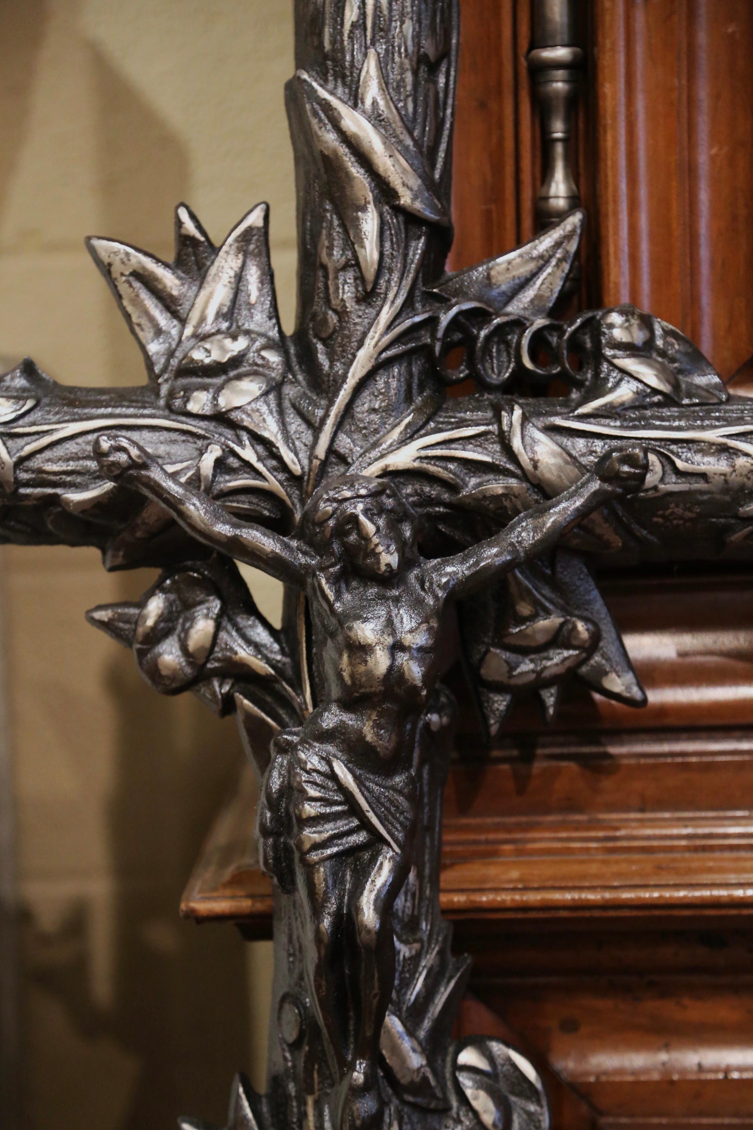 Fer Croix de crucifix de jardin française en fer poli du milieu du 19e siècle avec motifs floraux en vente
