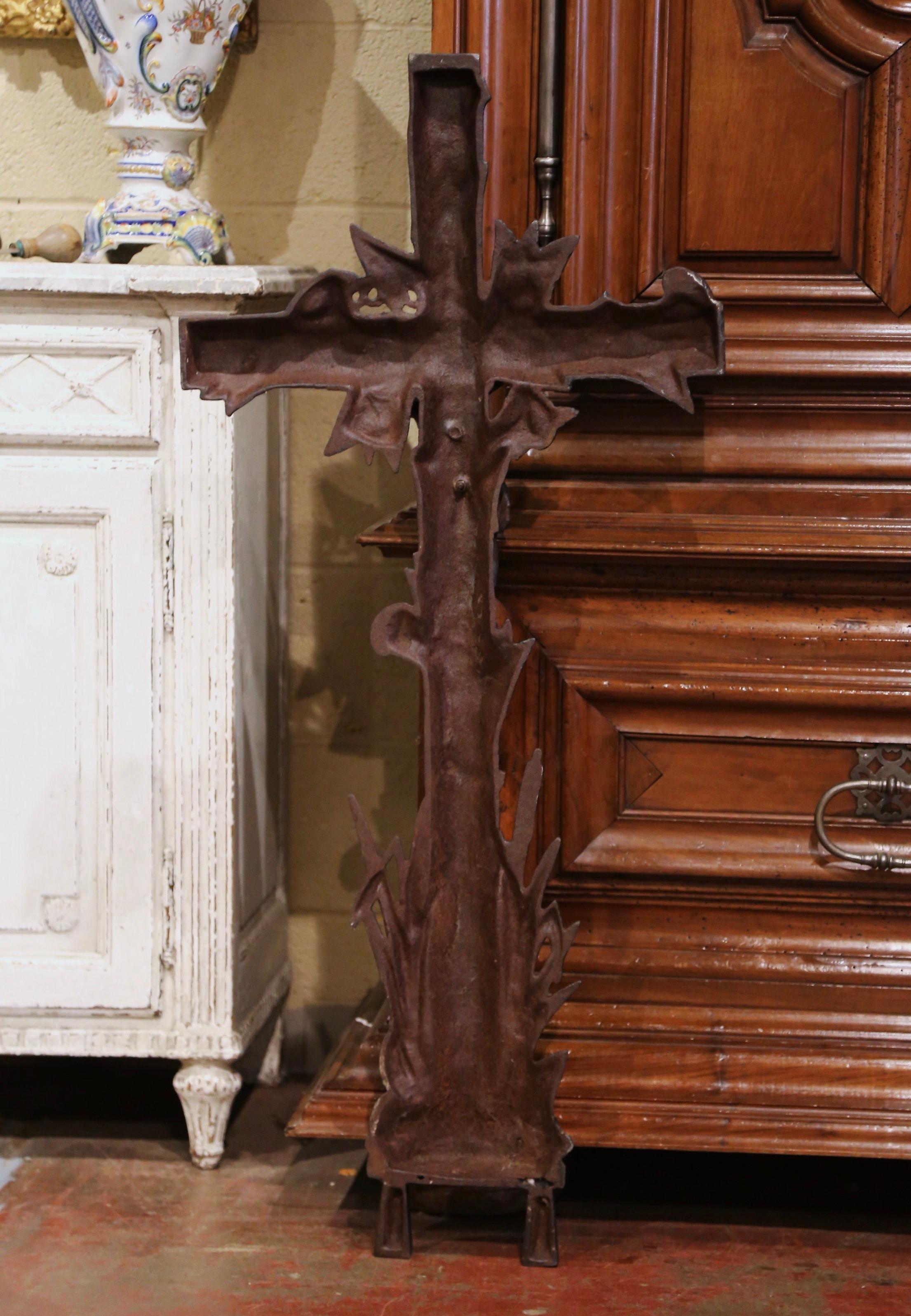 Croix de crucifix de jardin française en fer poli du milieu du 19e siècle avec motifs floraux en vente 1