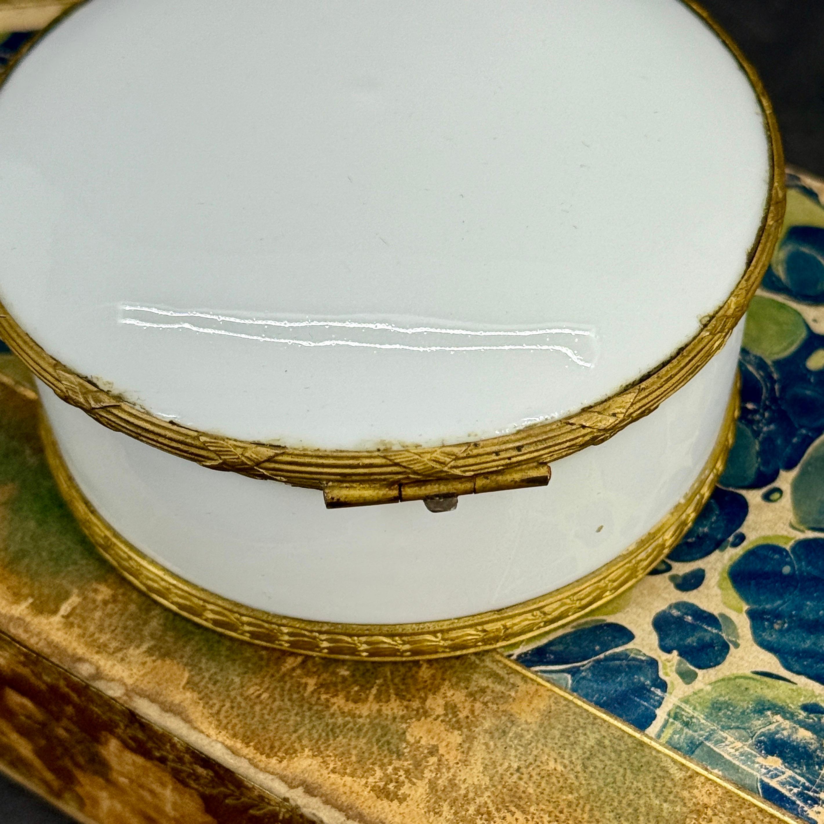 Mitte des 19. Jahrhunderts Französisch Porzellan vergoldet Trinket Schmuck-Box im Angebot 5