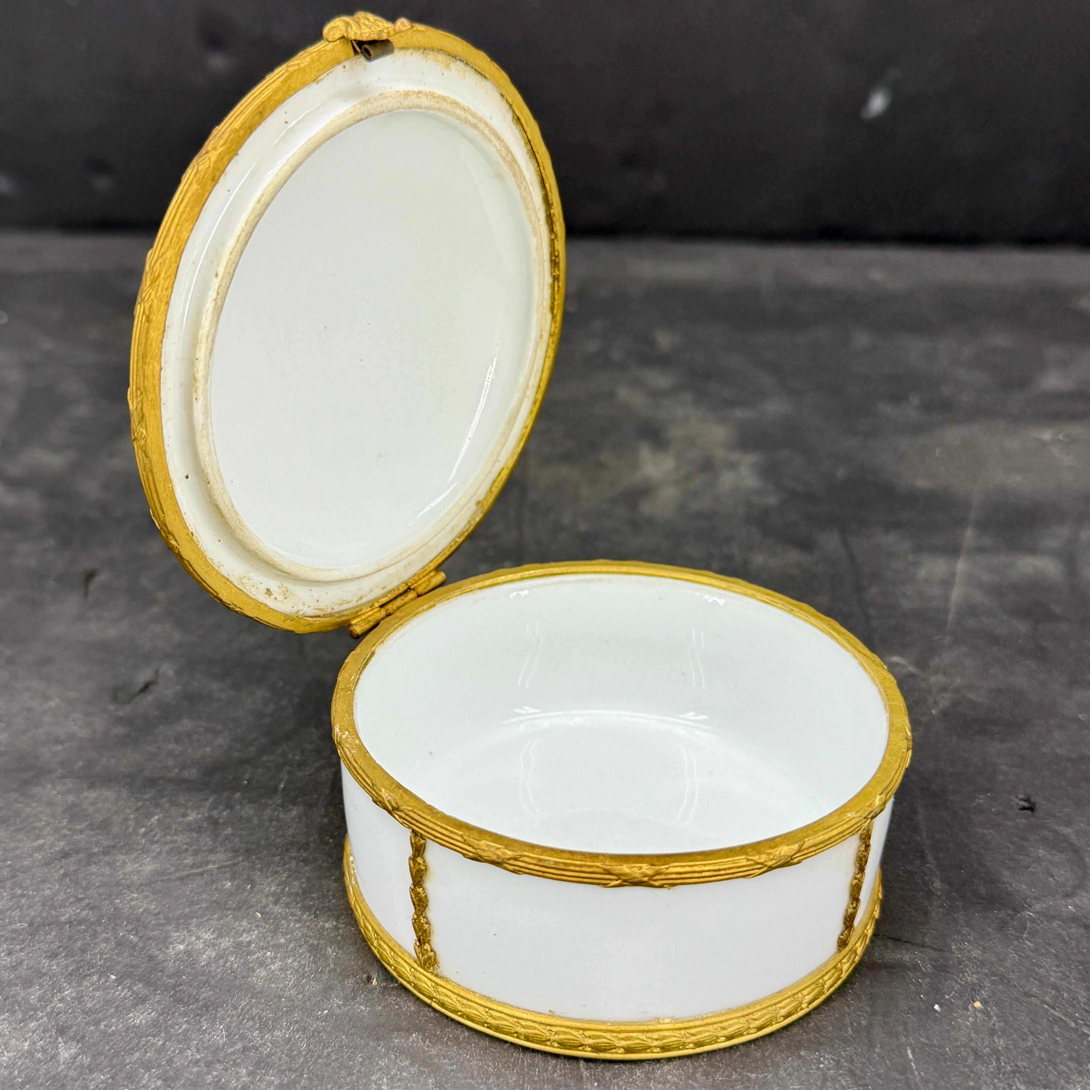 Mitte des 19. Jahrhunderts Französisch Porzellan vergoldet Trinket Schmuck-Box im Angebot 10