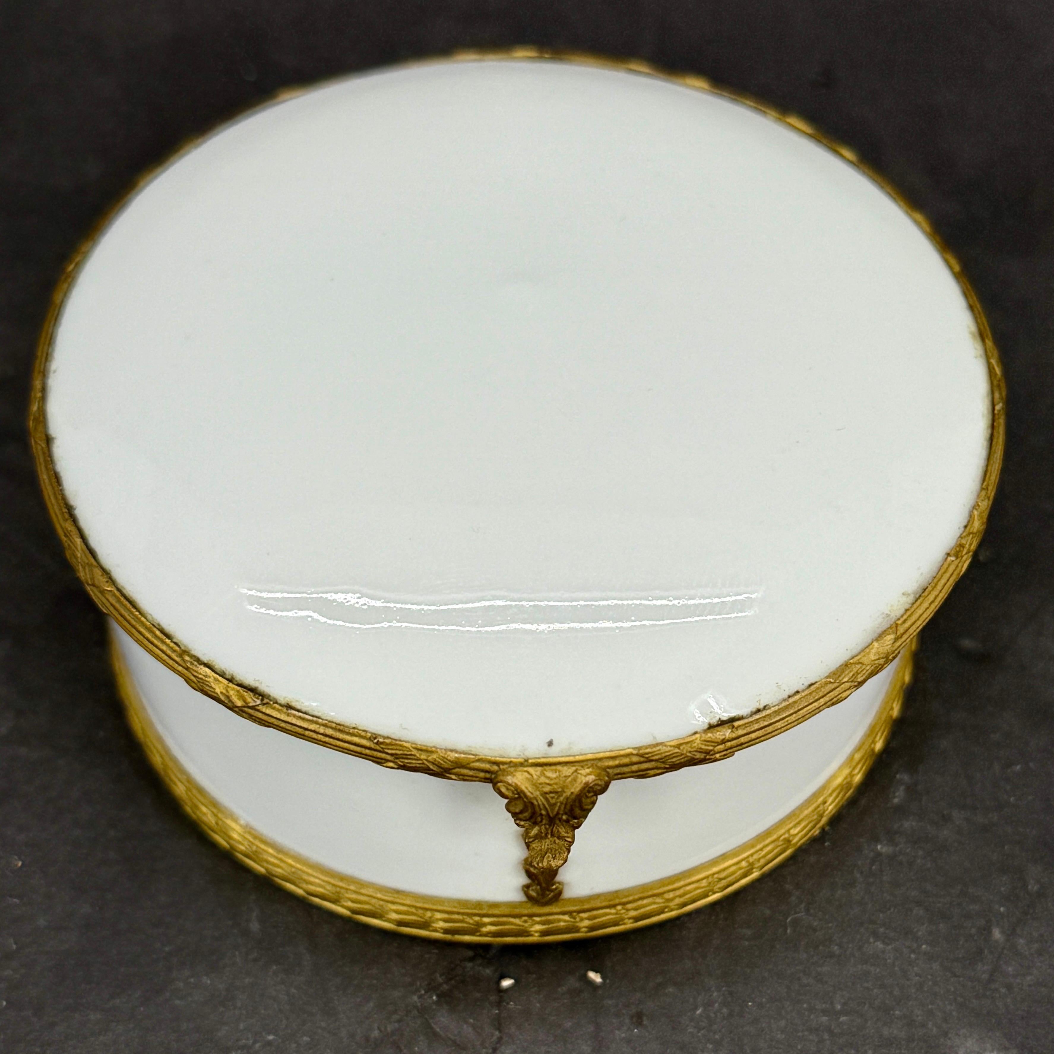 Mitte des 19. Jahrhunderts Französisch Porzellan vergoldet Trinket Schmuck-Box im Angebot 11