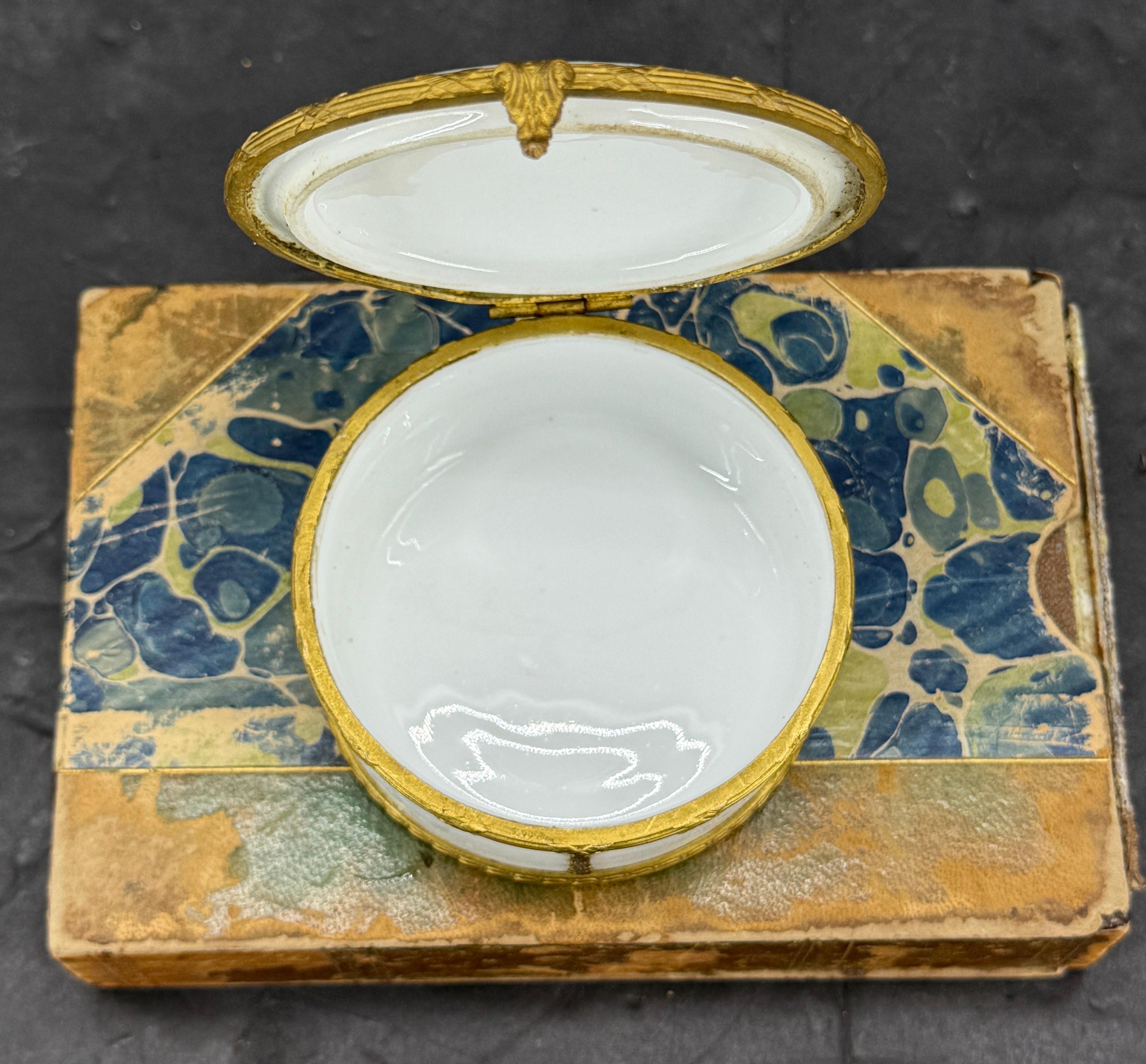 Mitte des 19. Jahrhunderts Französisch Porzellan vergoldet Trinket Schmuck-Box im Angebot 12