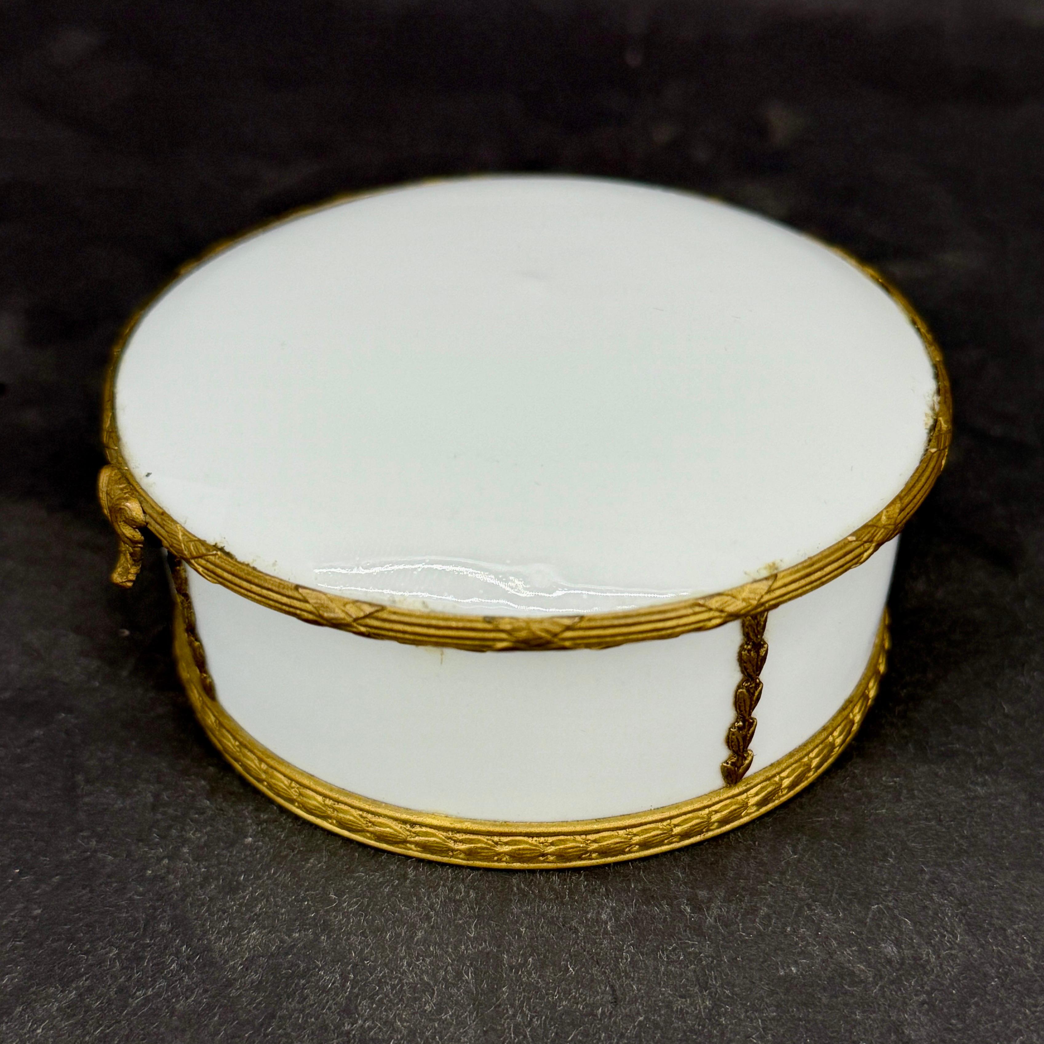 Mitte des 19. Jahrhunderts Französisch Porzellan vergoldet Trinket Schmuck-Box im Angebot 14