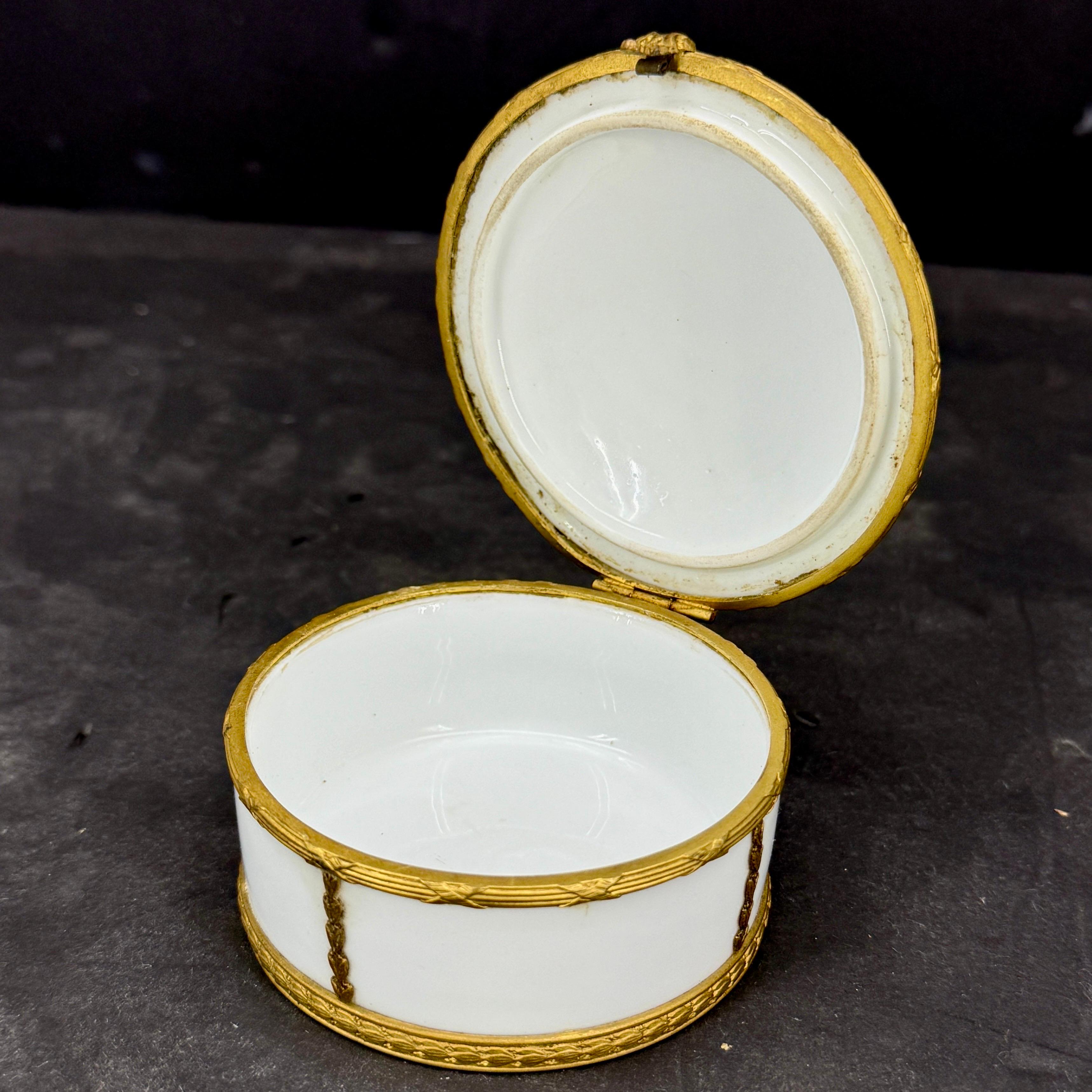 Mitte des 19. Jahrhunderts Französisch Porzellan vergoldet Trinket Schmuck-Box (Louis XVI.) im Angebot