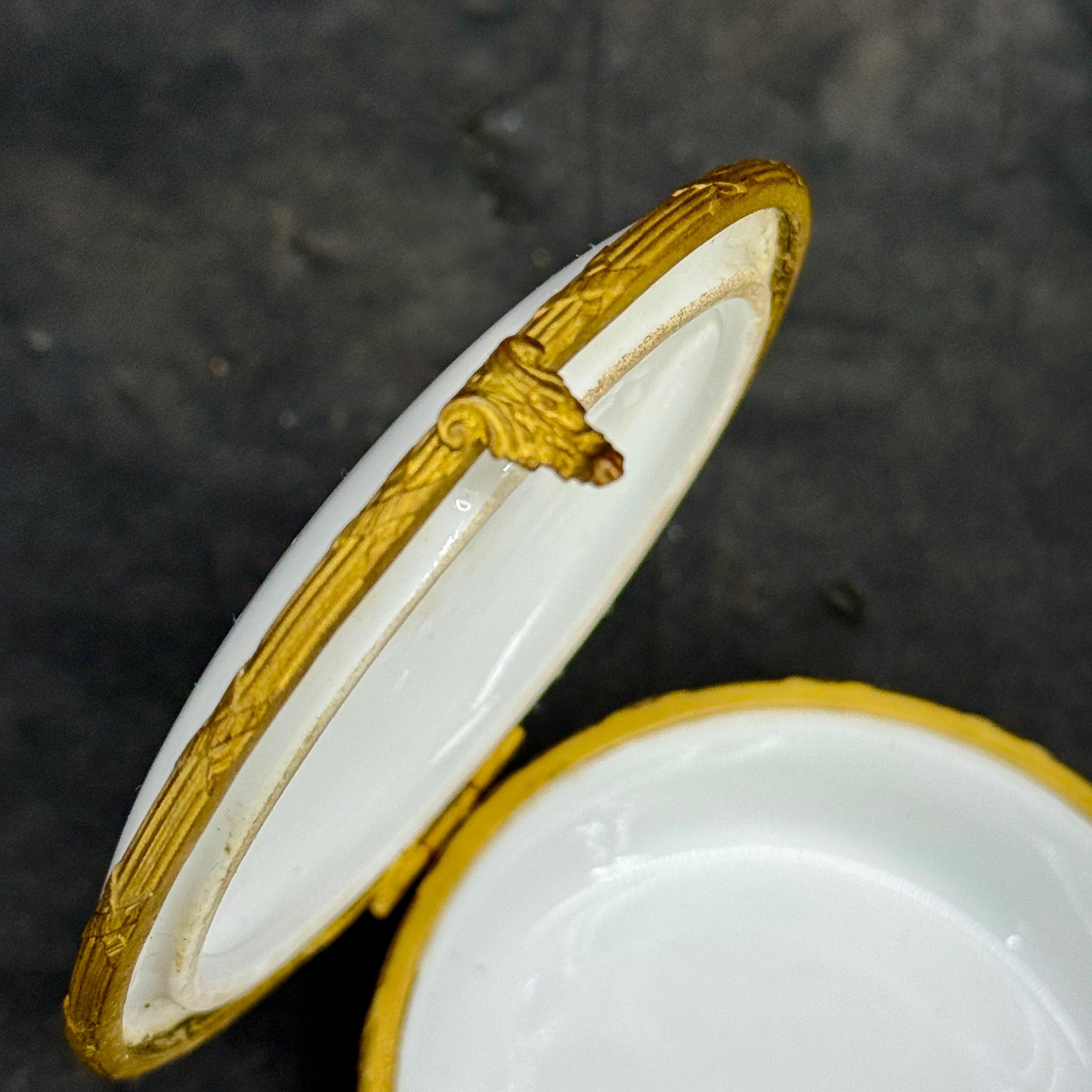 Mitte des 19. Jahrhunderts Französisch Porzellan vergoldet Trinket Schmuck-Box (Vergoldet) im Angebot