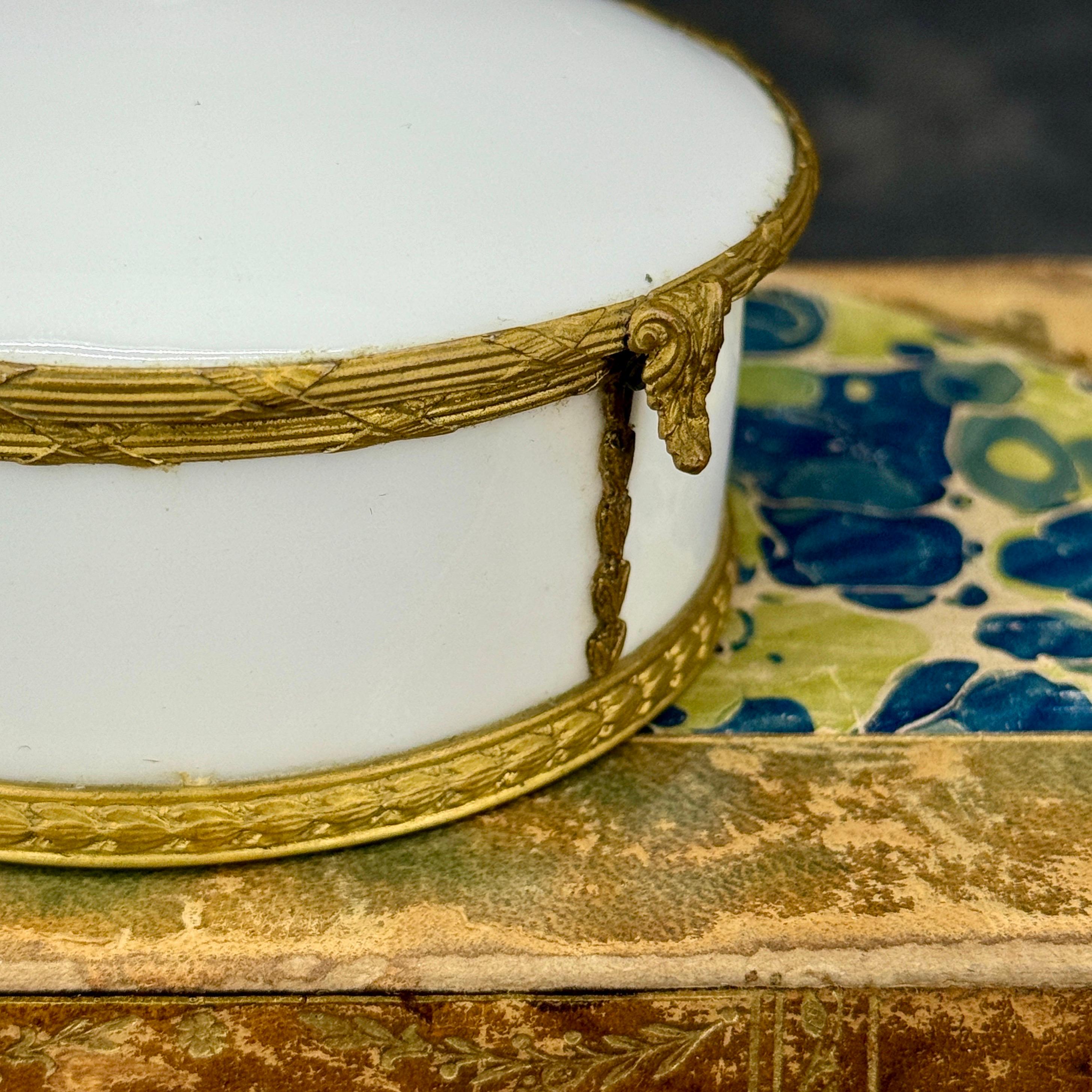 Mitte des 19. Jahrhunderts Französisch Porzellan vergoldet Trinket Schmuck-Box im Angebot 2