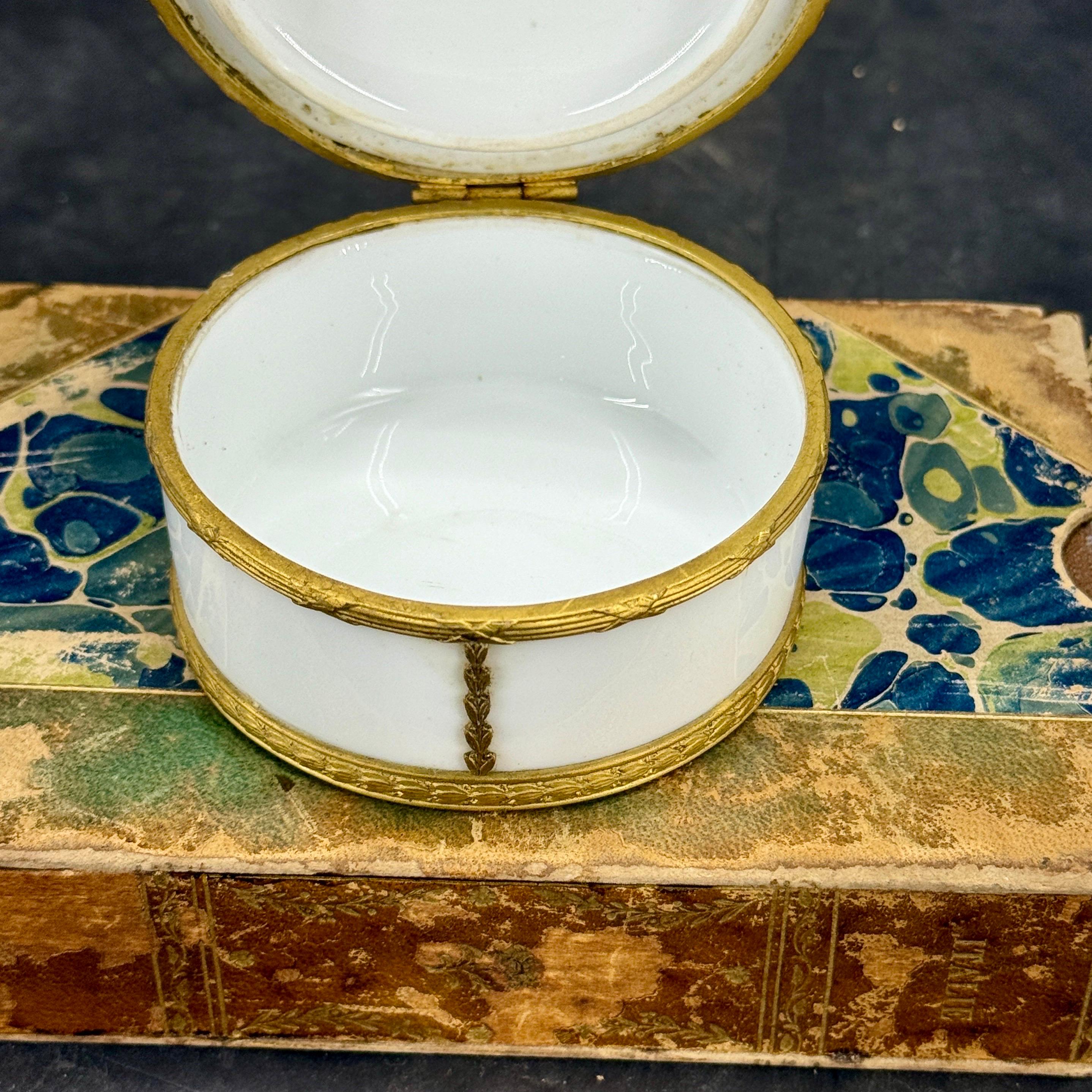 Mitte des 19. Jahrhunderts Französisch Porzellan vergoldet Trinket Schmuck-Box im Angebot 3