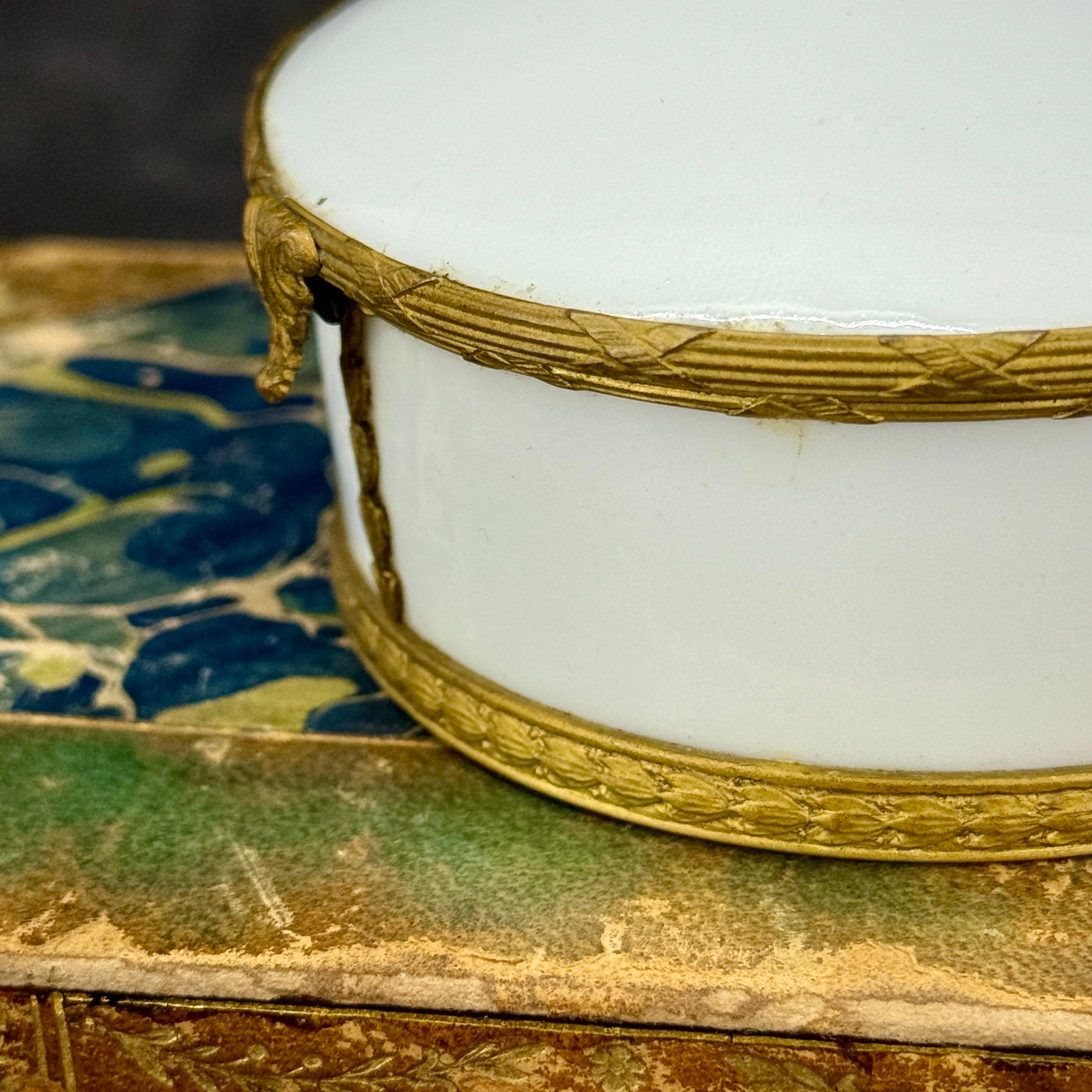 Mitte des 19. Jahrhunderts Französisch Porzellan vergoldet Trinket Schmuck-Box im Angebot 4