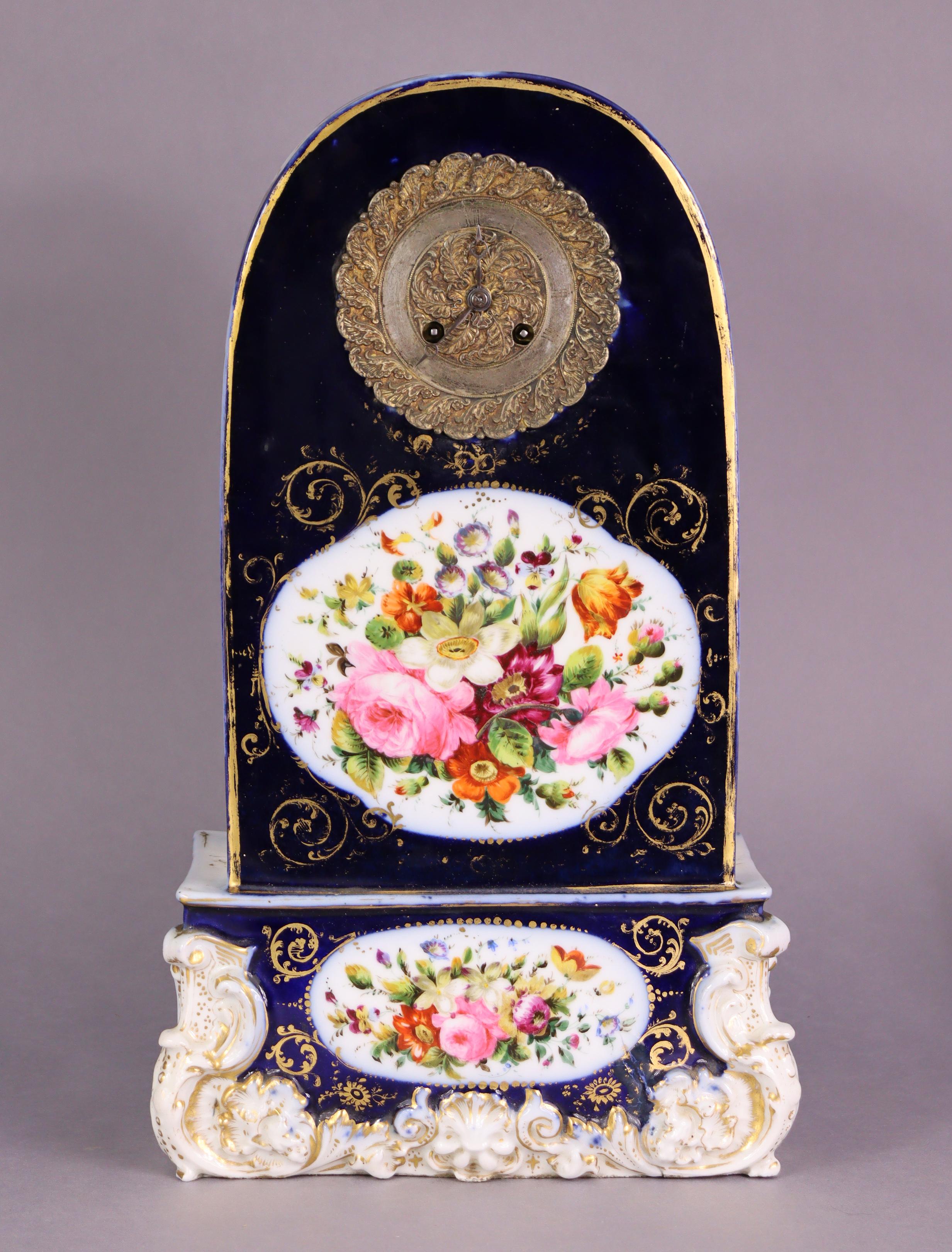 Orologio da camino in porcellana francese della metà del XIX secolo con riserve floreali dipinte a mano

Orologio da camino francese decorativo risalente alla metà del XIX secolo, alloggiato in una cassa di porcellana finemente dipinta con riserve