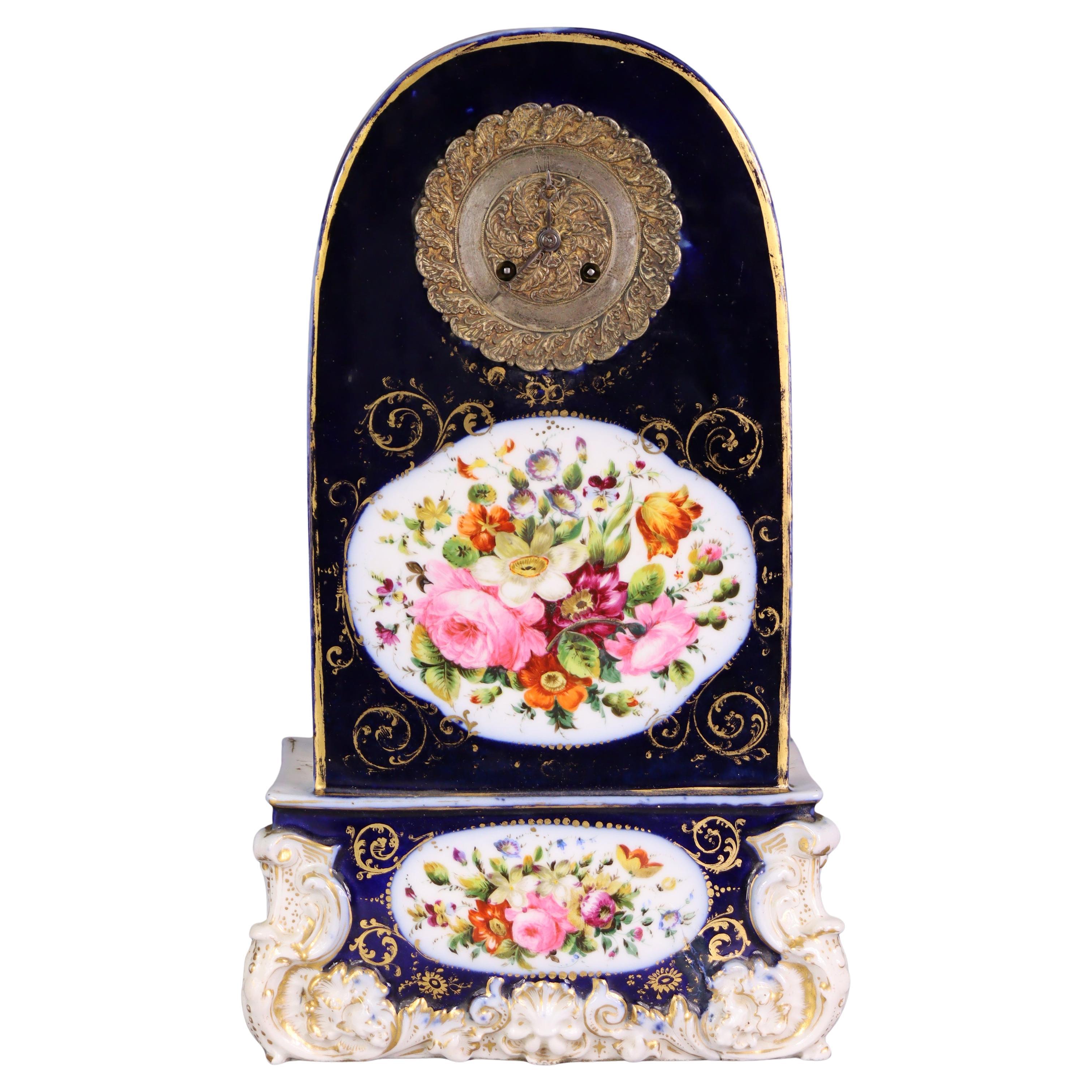 Orologio da camino in porcellana francese della metà del XIX secolo in vendita
