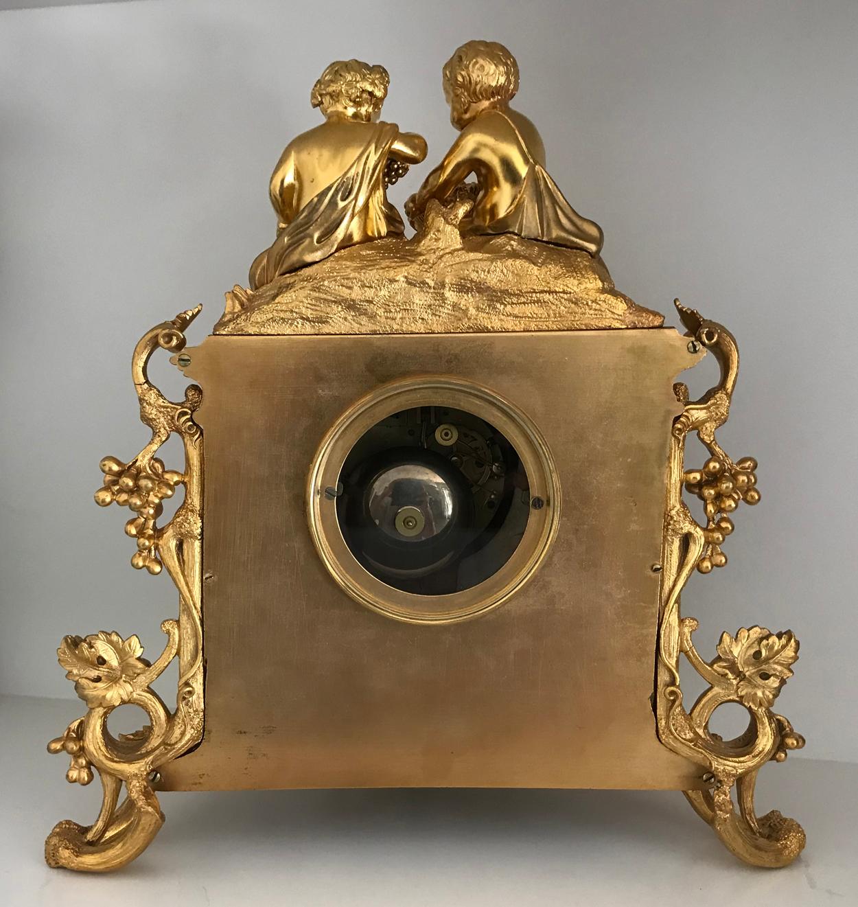Pendule de cheminée en bronze doré, vendue par Howell James Londres et Paris, 19e siècle en vente 5