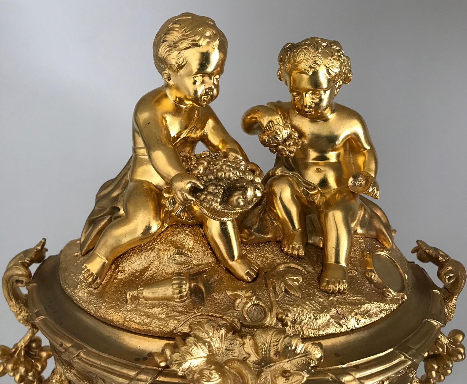 Doré Pendule de cheminée en bronze doré, vendue par Howell James Londres et Paris, 19e siècle en vente