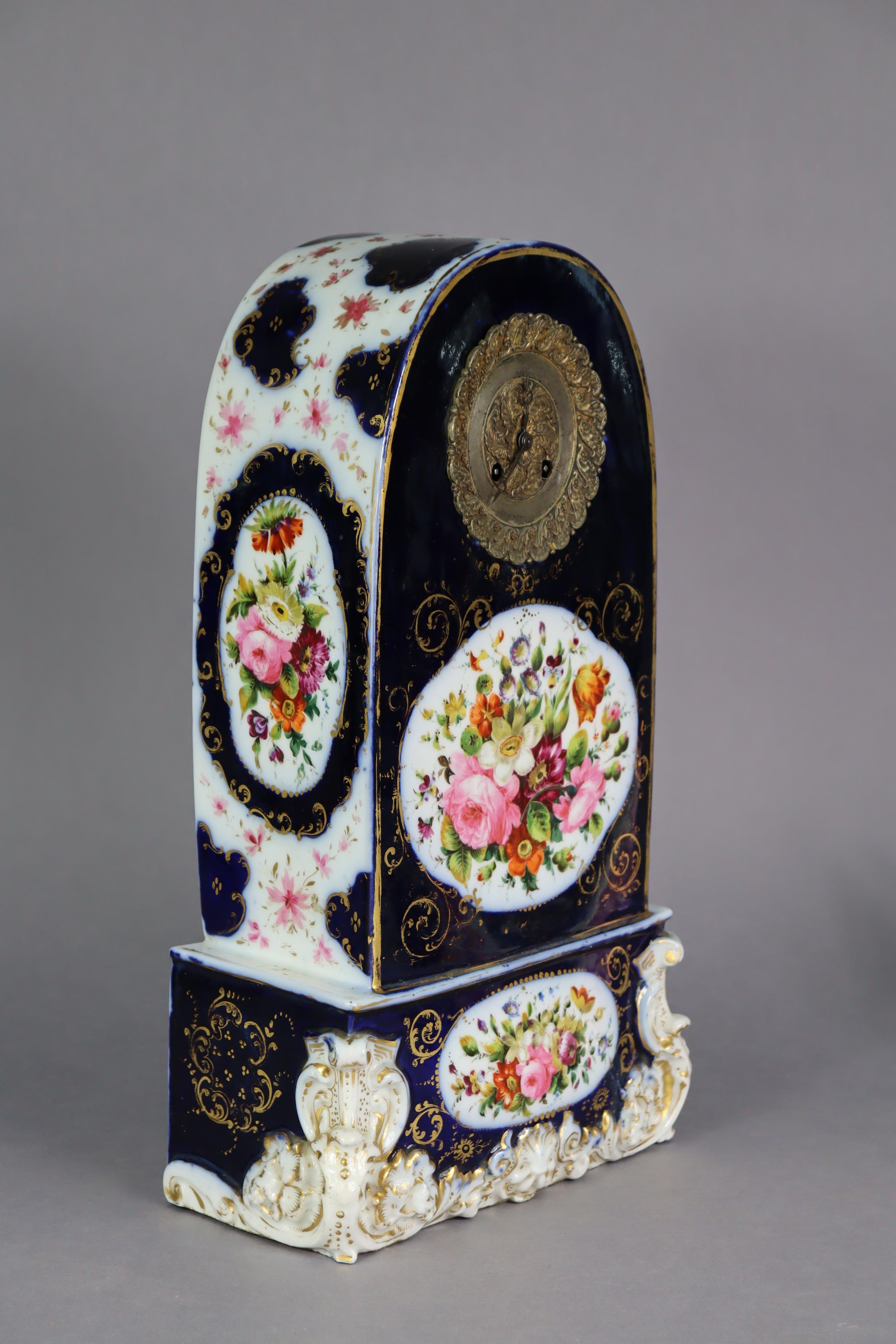 Orologio da camino Rococo Revival in porcellana francese della metà del XIX secolo in vendita 6