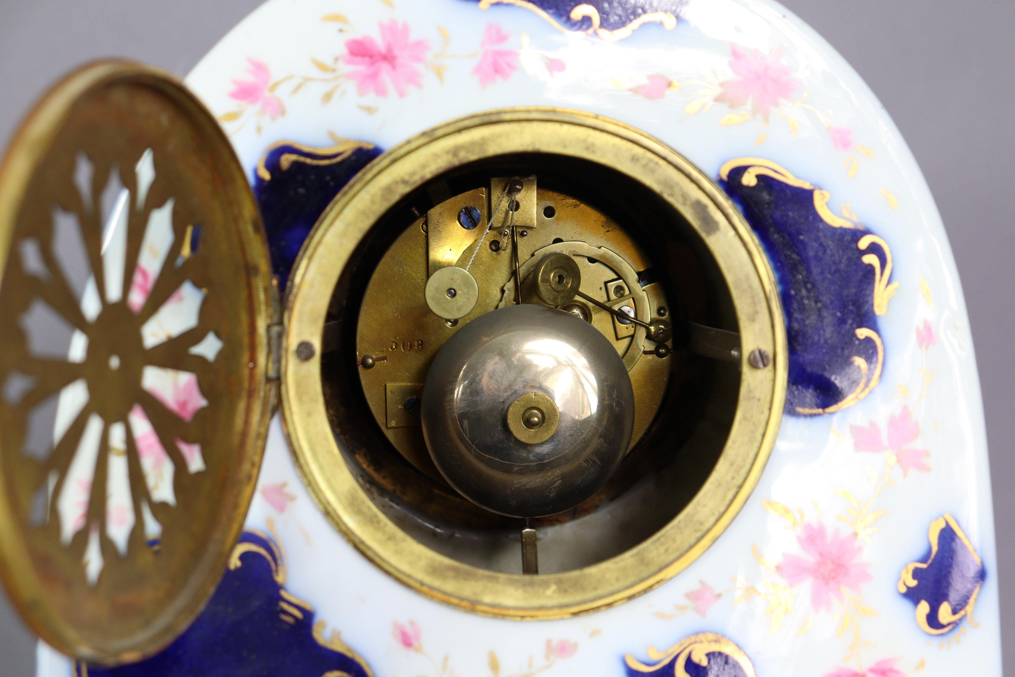 Orologio da camino Rococo Revival in porcellana francese della metà del XIX secolo in vendita 9