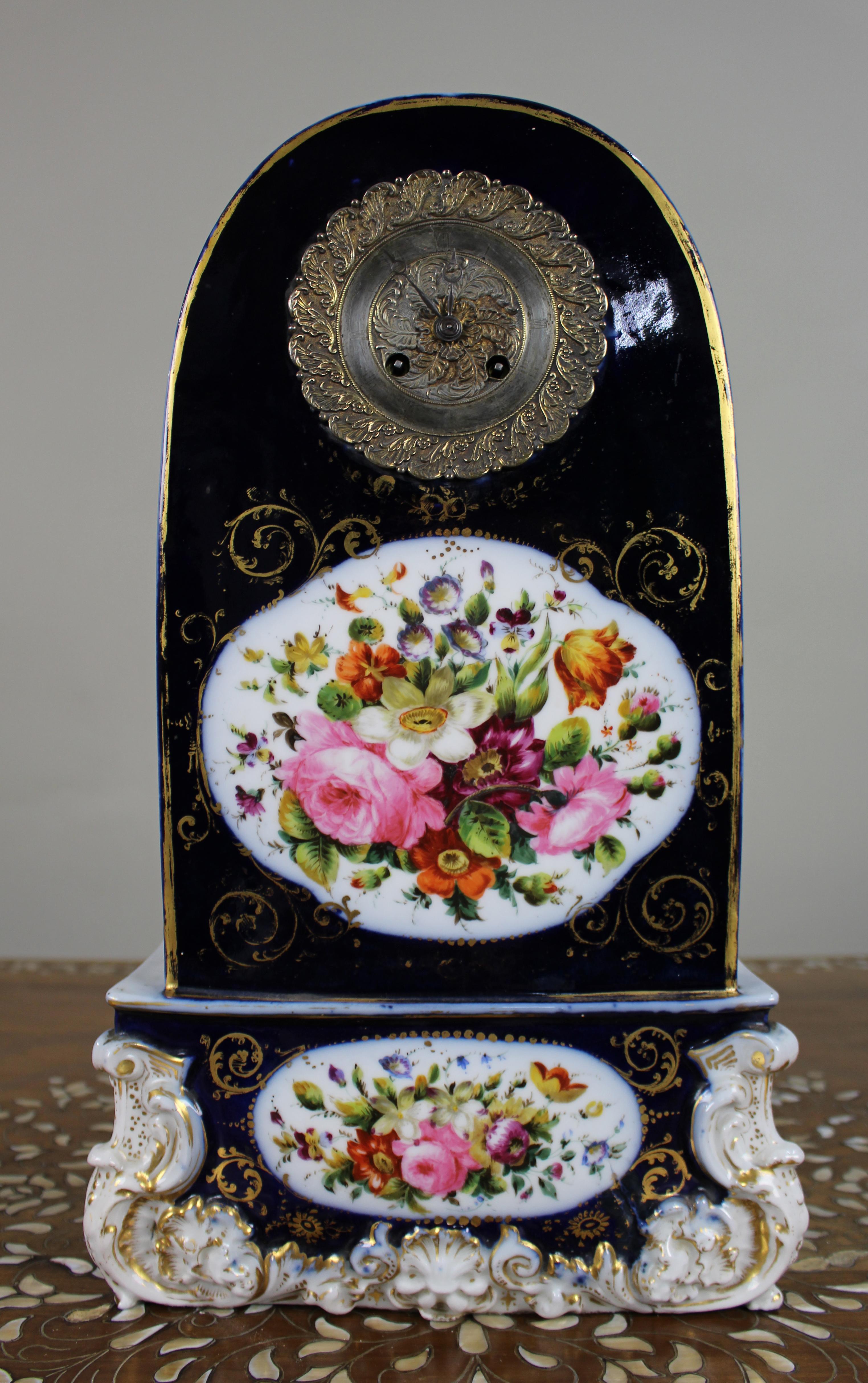 Orologio da camino in porcellana francese della metà del XIX secolo - Rococo Revival, decorazione floreale dipinta a mano

Orologio da camino decorativo in porcellana francese di gusto Rococo Revival, risalente alla metà del XIX secolo.

La cassa ad