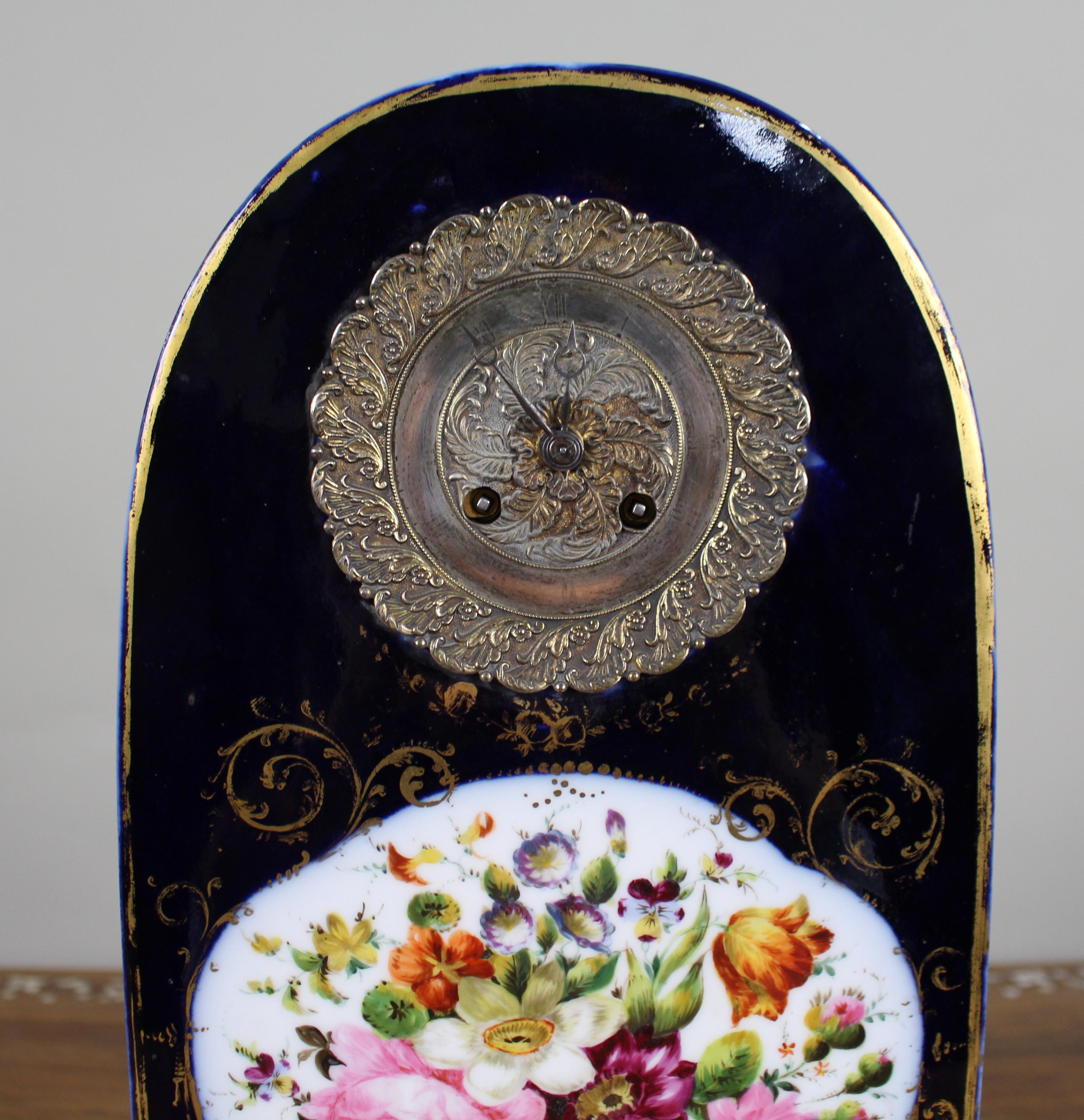 Francese Orologio da camino Rococo Revival in porcellana francese della metà del XIX secolo in vendita