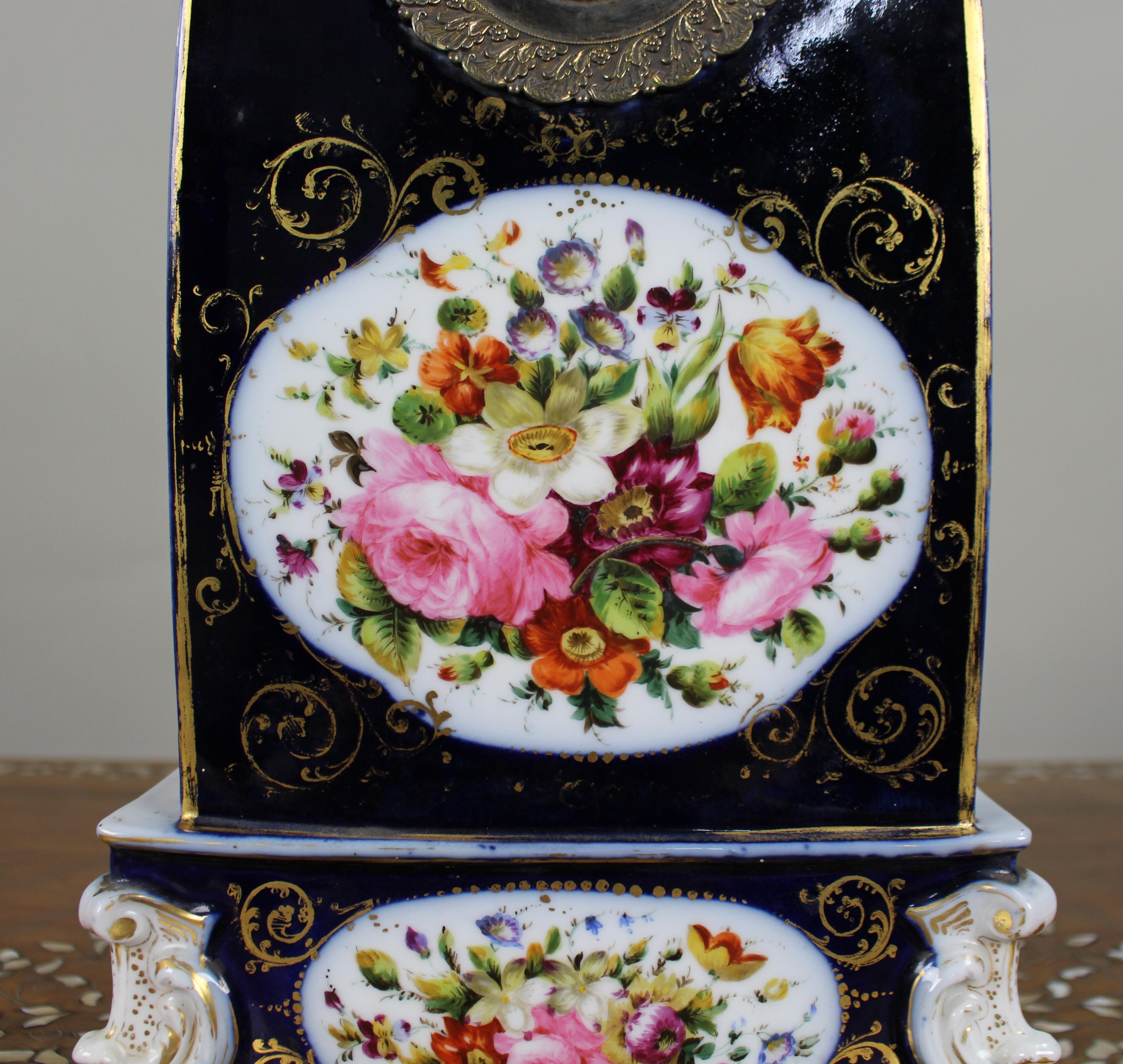 Orologio da camino Rococo Revival in porcellana francese della metà del XIX secolo In condizioni buone in vendita a Worcester, GB