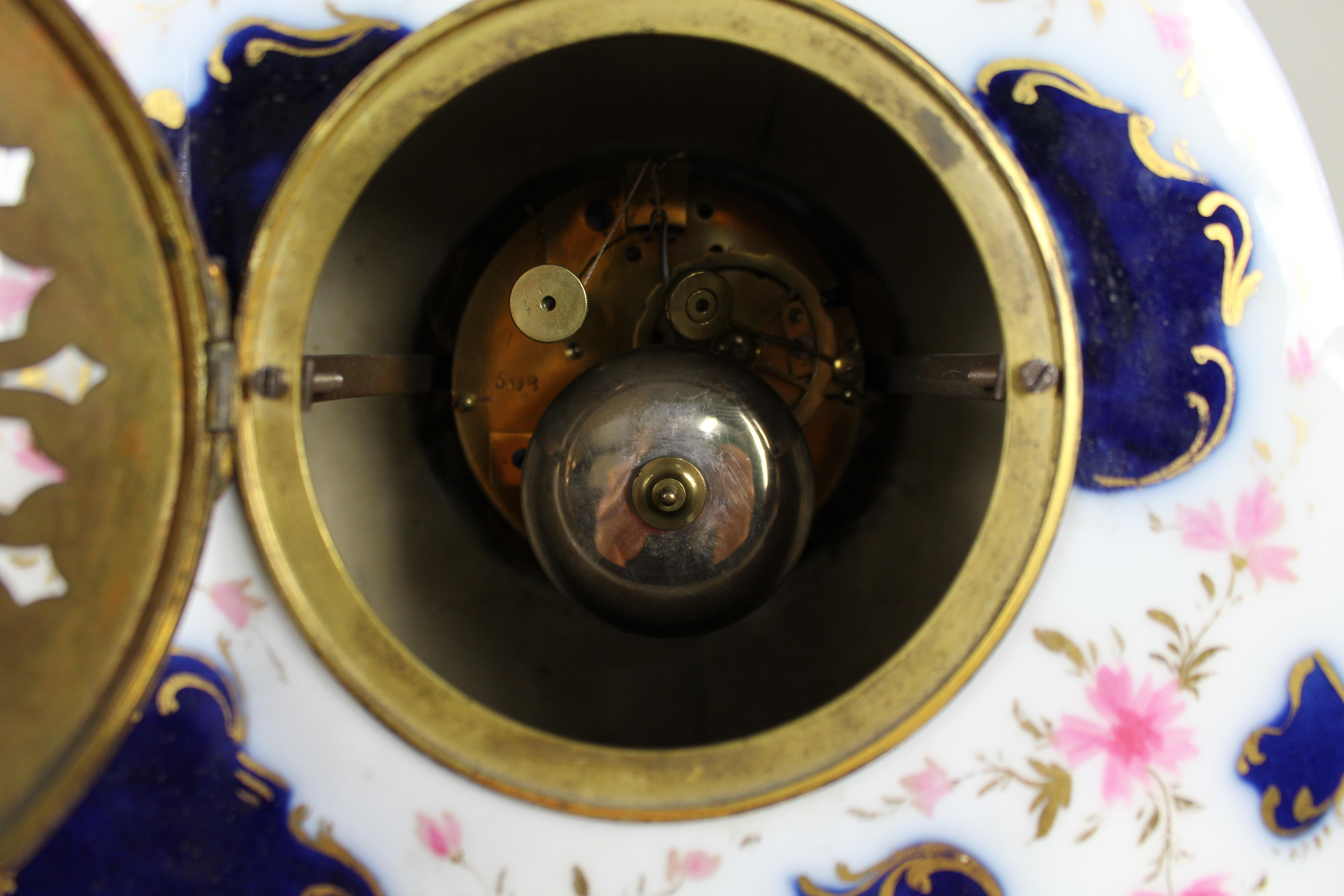 Orologio da camino Rococo Revival in porcellana francese della metà del XIX secolo in vendita 4
