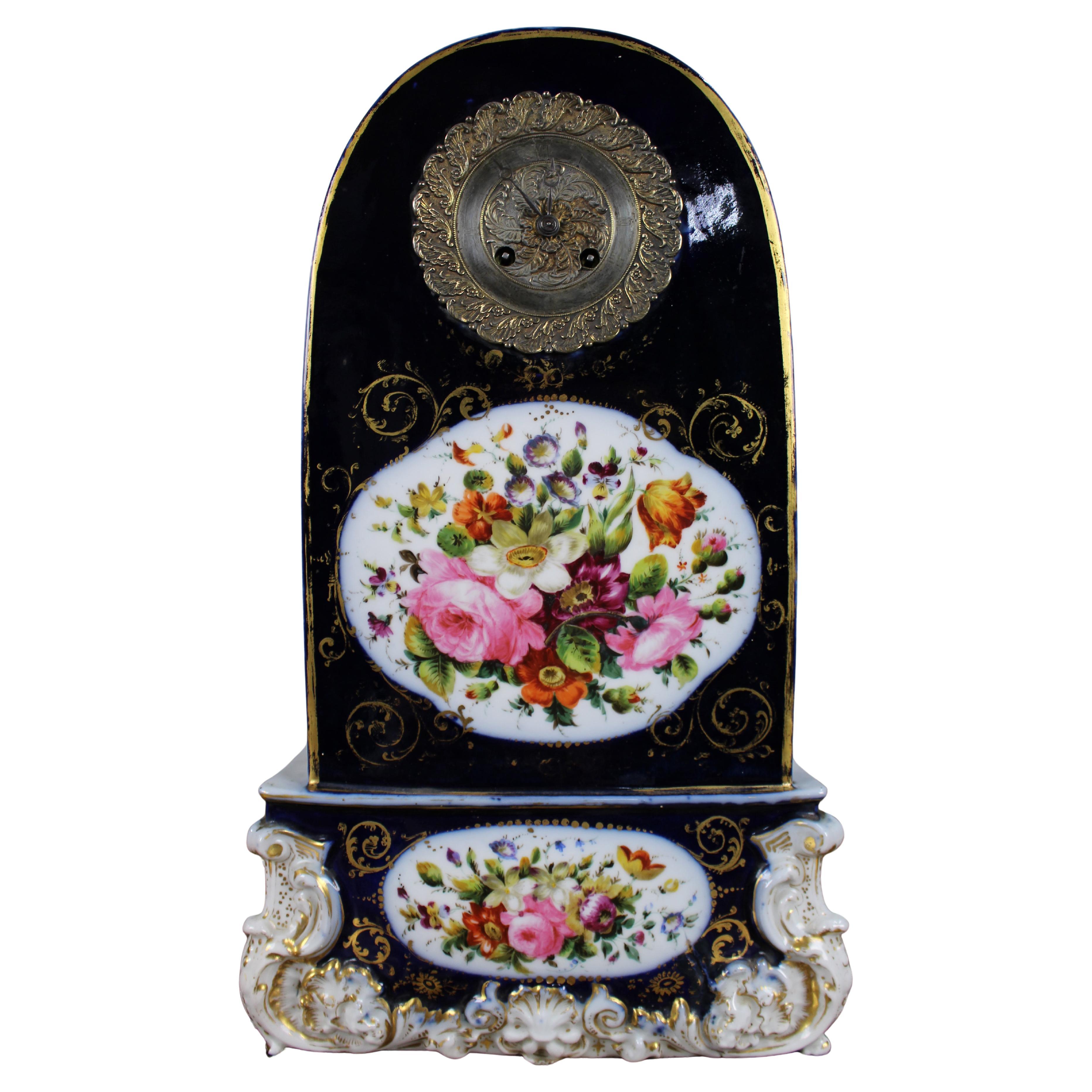 Orologio da camino Rococo Revival in porcellana francese della metà del XIX secolo in vendita