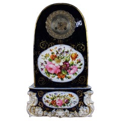 Orologio da camino Rococo Revival in porcellana francese della metà del XIX secolo