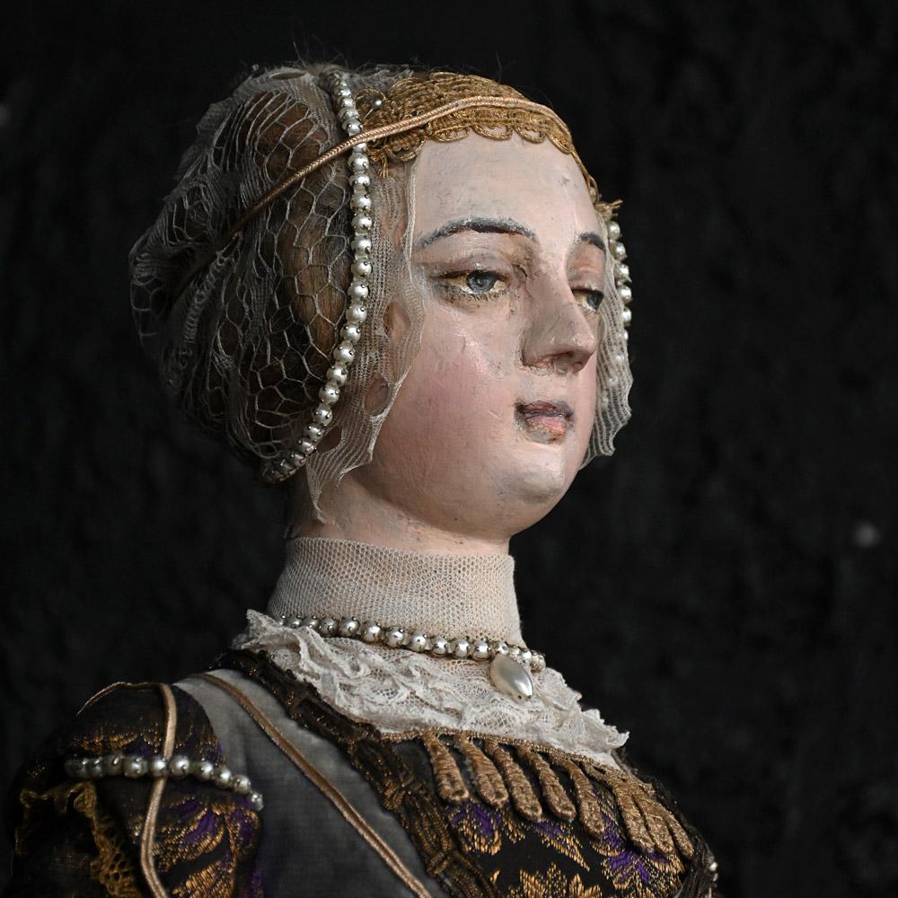 Figure de procession française du milieu du 19e siècle 
Magnifique exemple d'une figure de procession du milieu du XIXe siècle, sculptée à la main, représentant une dame bien habillée. Tous les vêtements d'origine sont intacts, y compris une robe de
