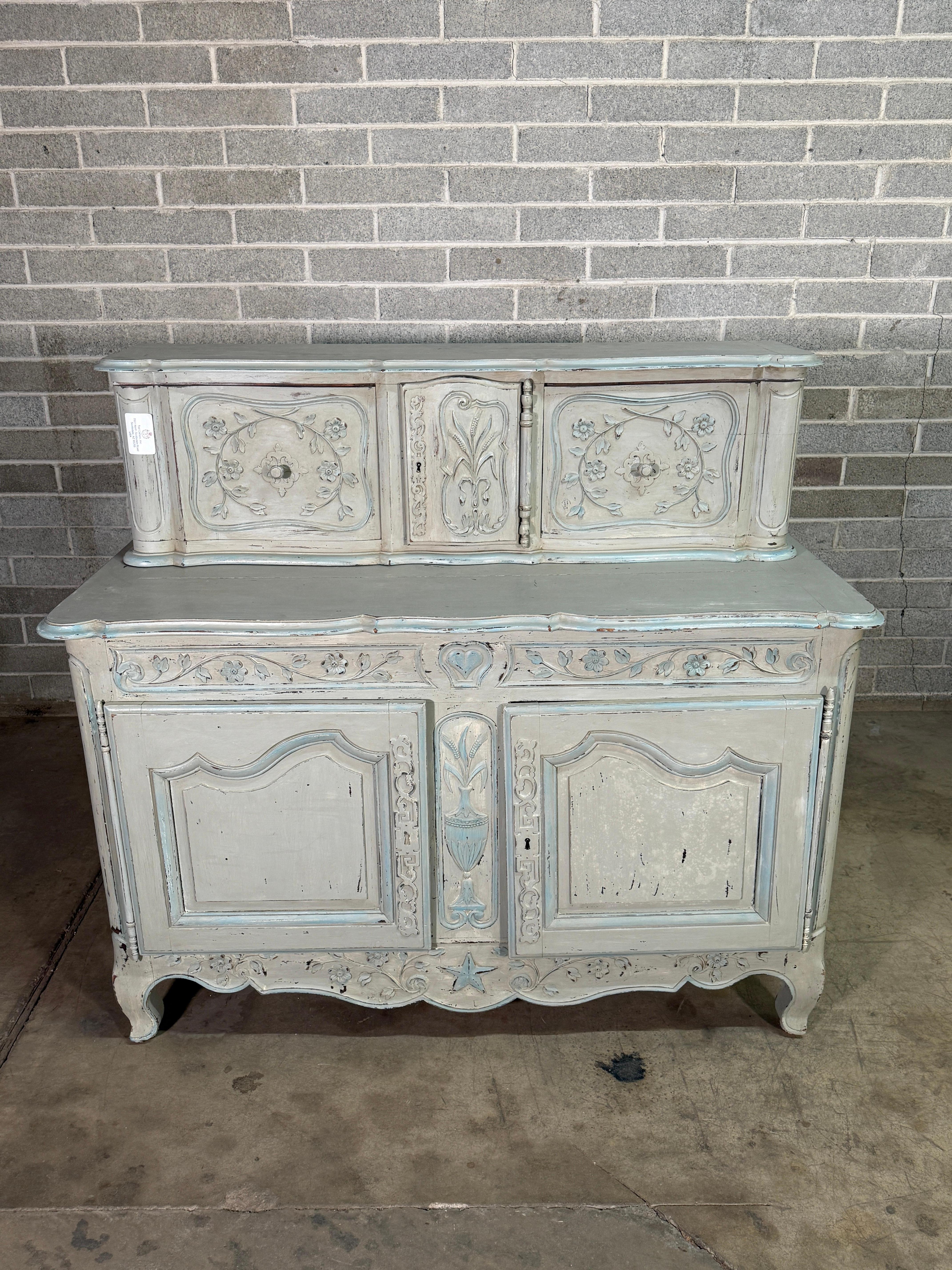 Buffet dipinto in stile provenzale francese della metà del XIX secolo
Condizioni originali, ottima patina sulla vernice. 
Usura appropriata all'età, vedi foto dettagliate. 
Inviaci un messaggio per qualsiasi domanda. 